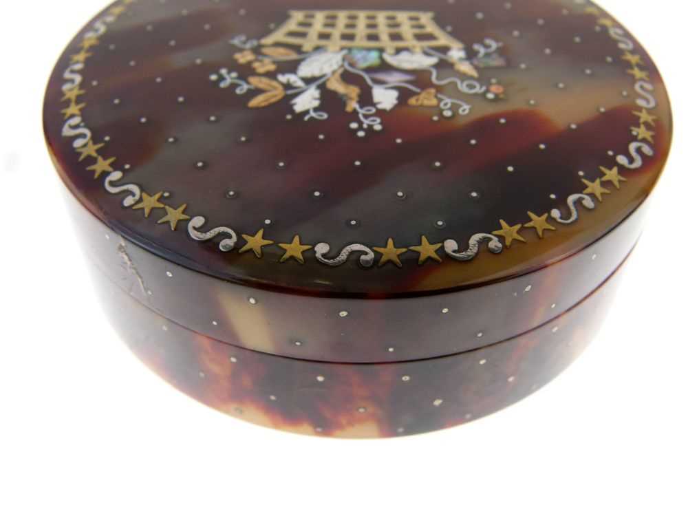 Late 18th or early 19th Century French blonde tortoiseshell and piquework snuff box - Image 5 of 11