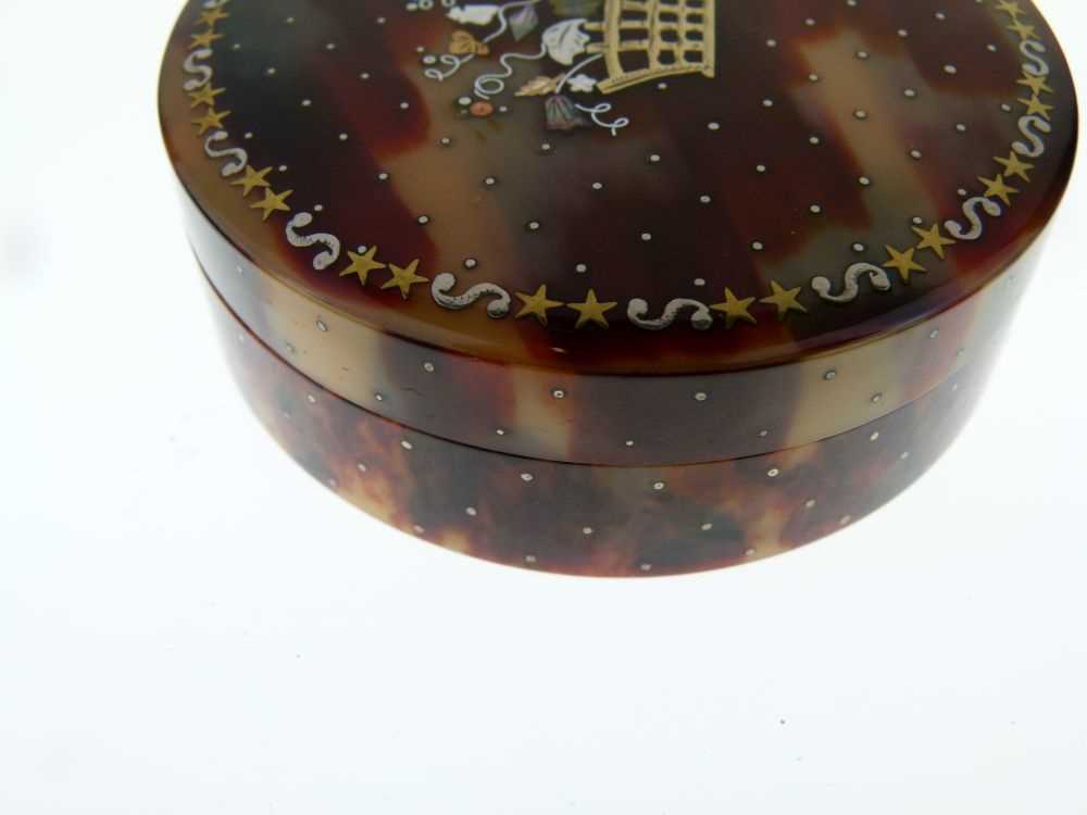 Late 18th or early 19th Century French blonde tortoiseshell and piquework snuff box - Image 6 of 11