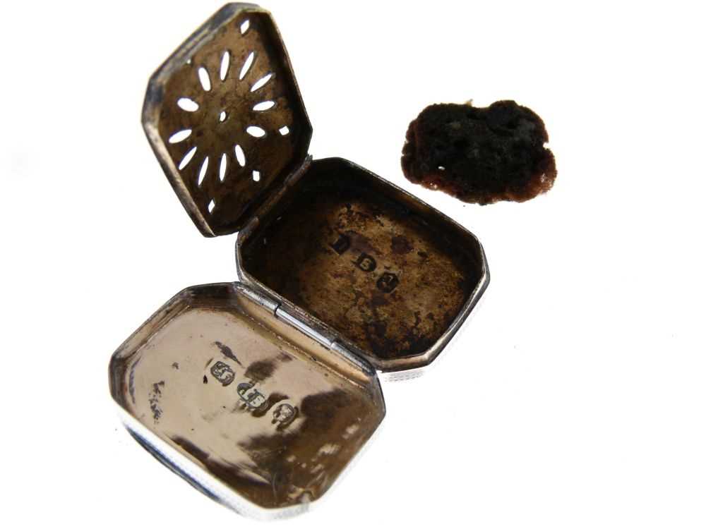 Late George III silver vinaigrette - Image 7 of 9