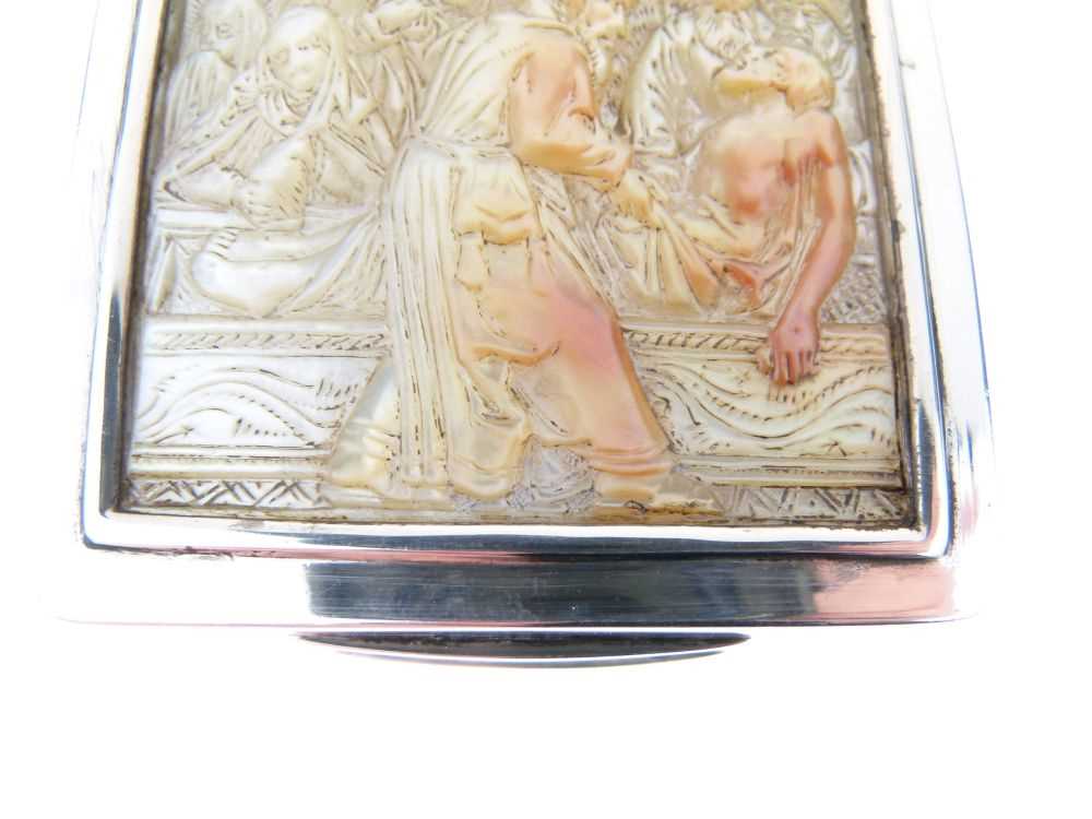 Late George III silver and mother of pearl snuff box - Image 4 of 14