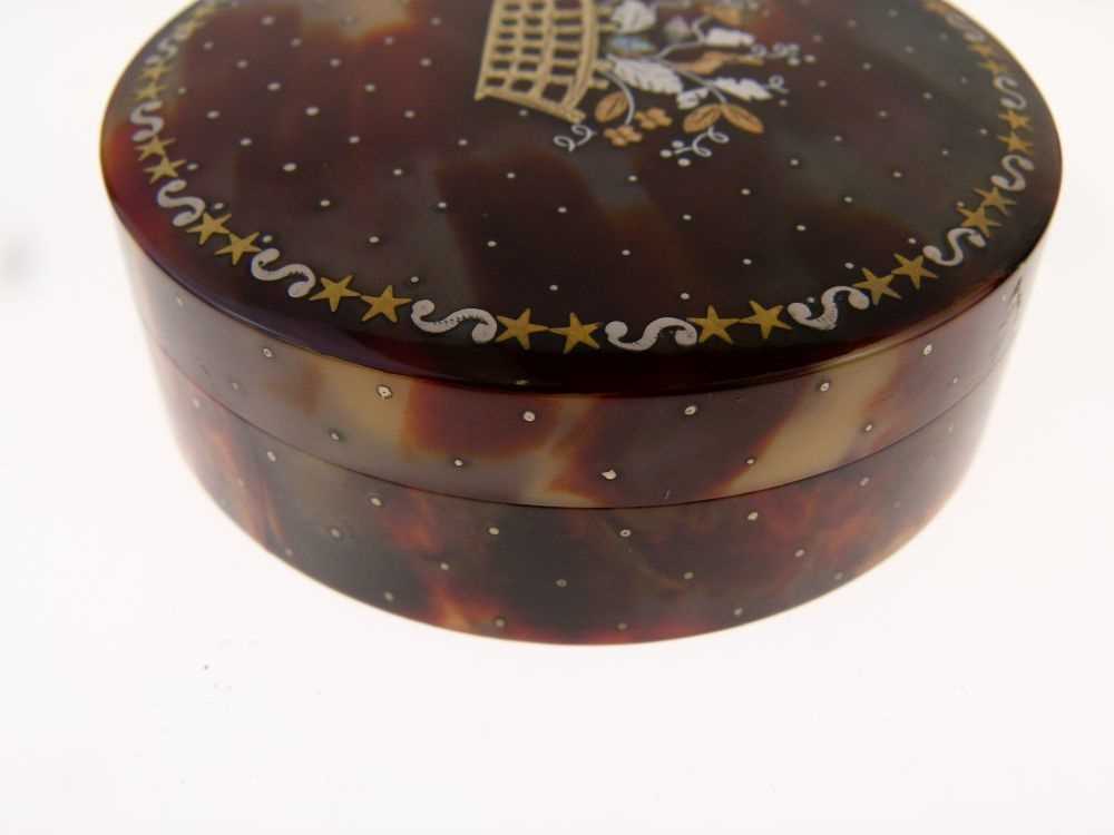 Late 18th or early 19th Century French blonde tortoiseshell and piquework snuff box - Image 4 of 11