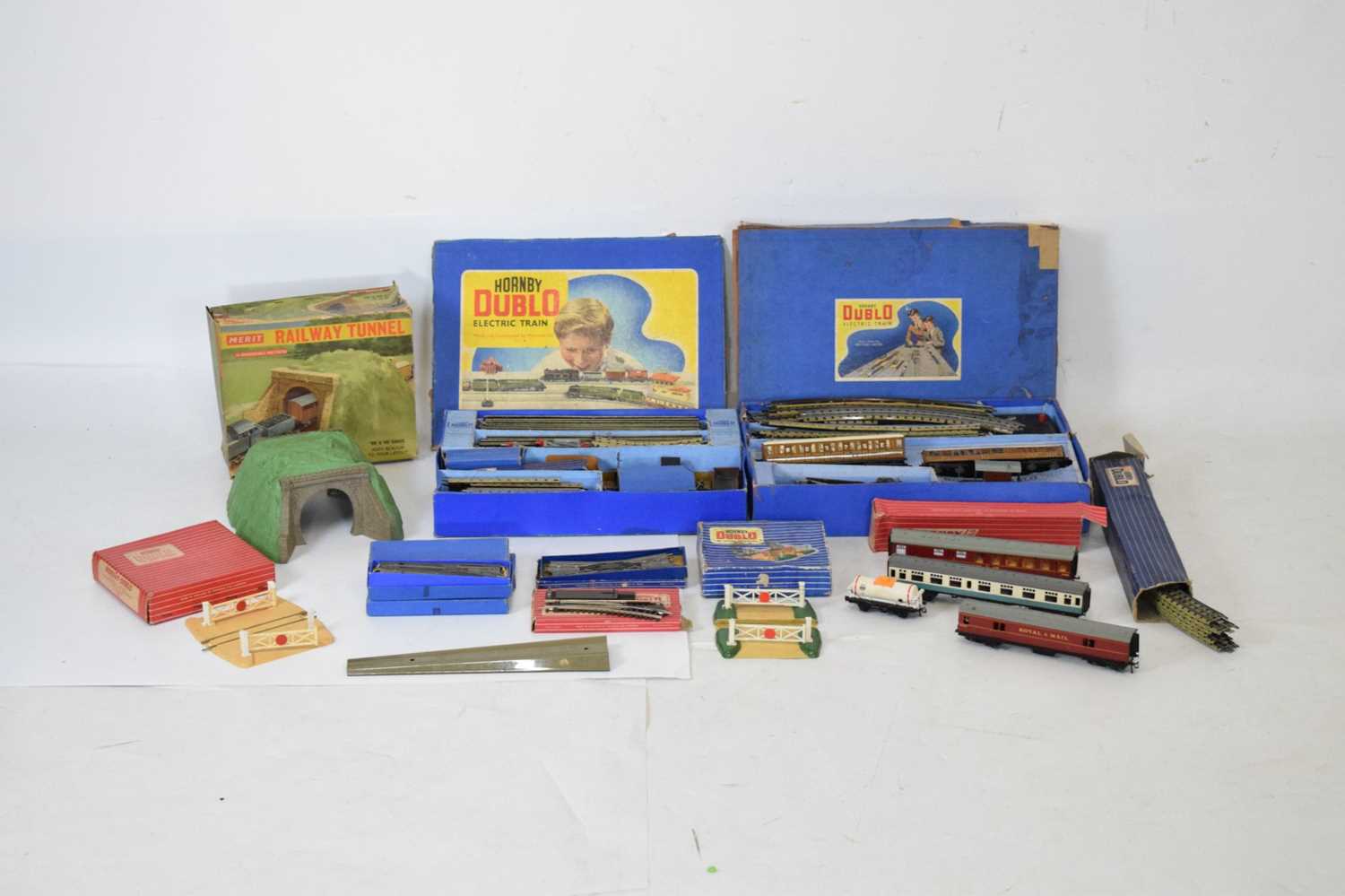 Hornby Dublo - Quantity of 00 gauge railway train sets and accessories