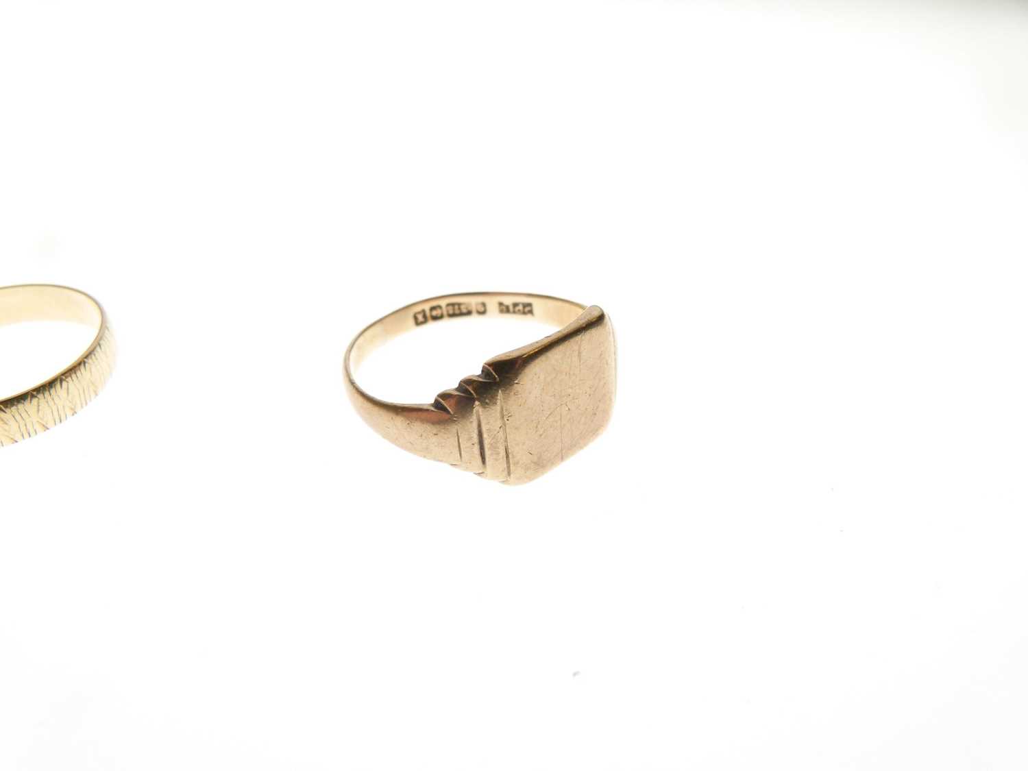 18ct gold engraved wedding band, and a 9ct gold signet ring - Image 4 of 8