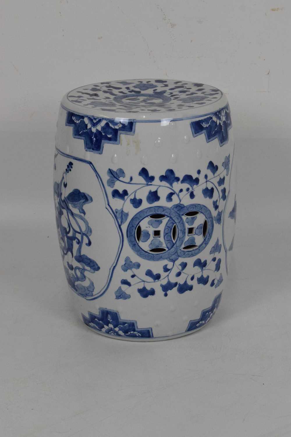 Chinese blue and white barrel garden seat - Image 4 of 7