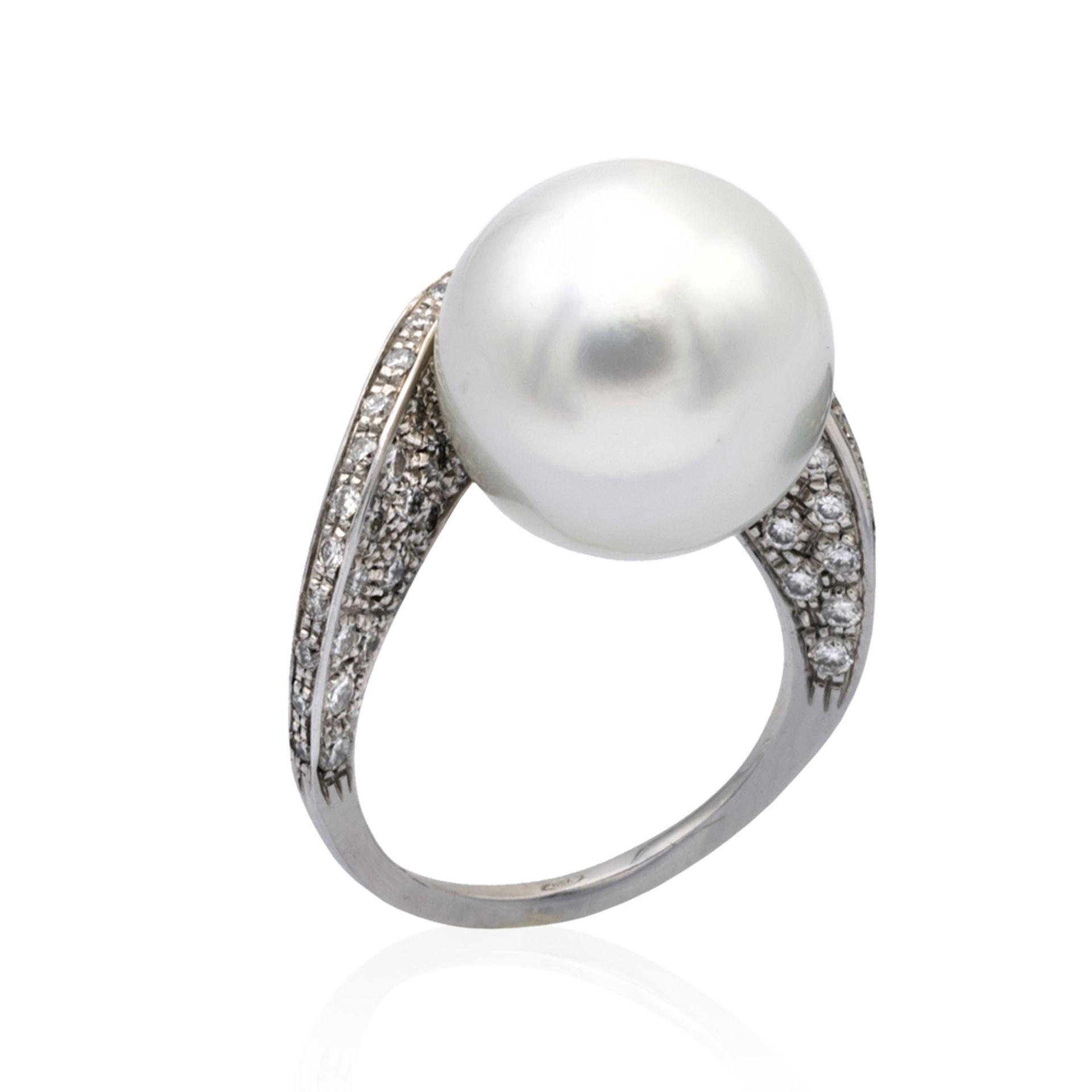 18kt white gold with cultured pearl and diamonds ring