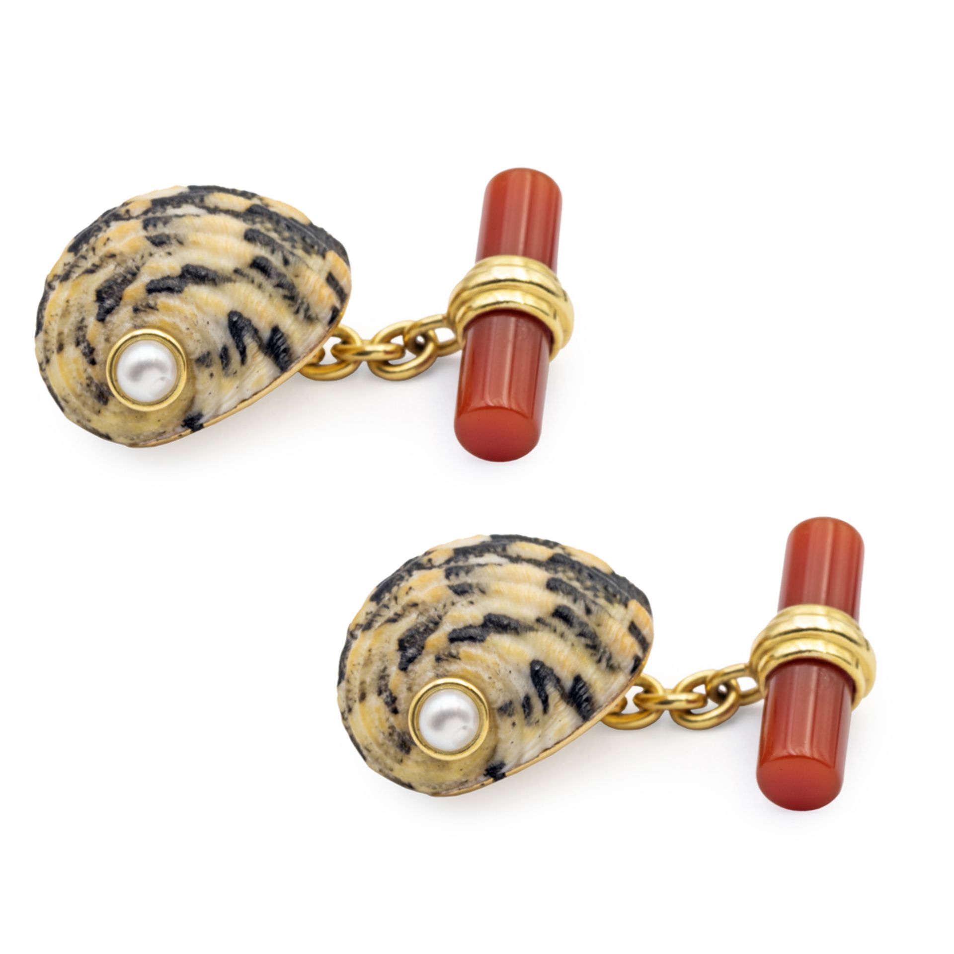 18kt yellow gold shell cufflinks