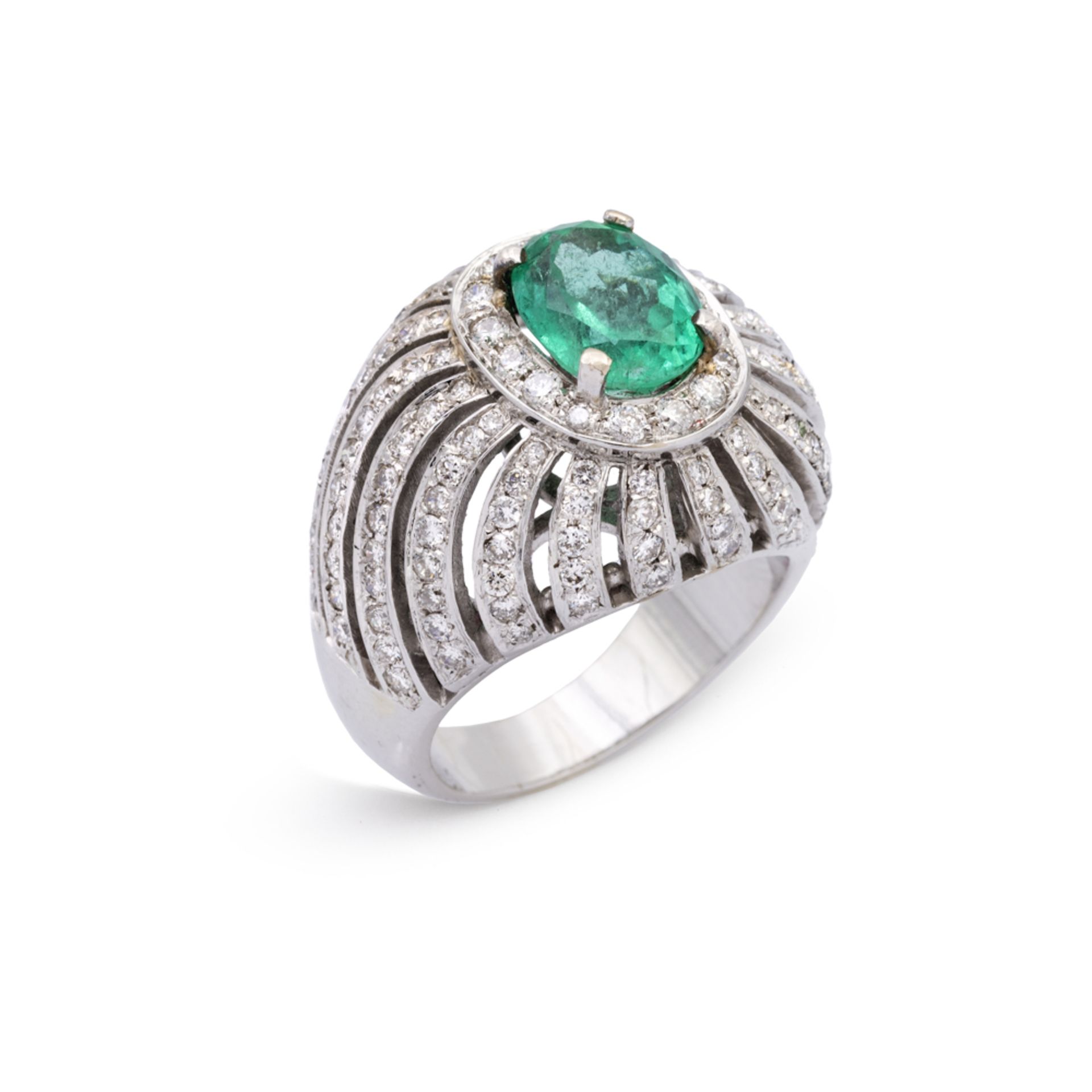 Bombé ring in 18kt white gold emerald and diamonds