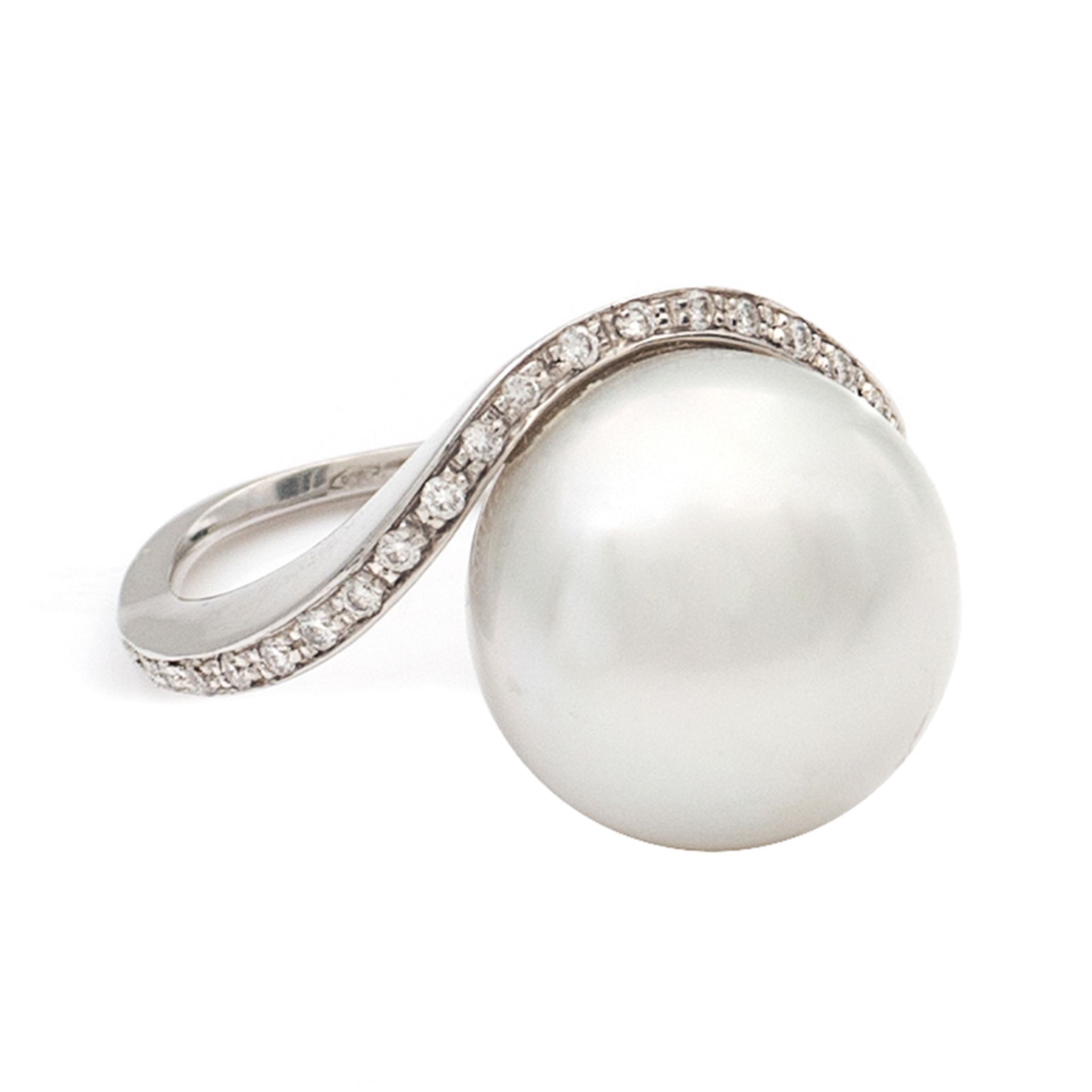 18kt white gold with cultured pearl and diamonds ring - Image 2 of 2