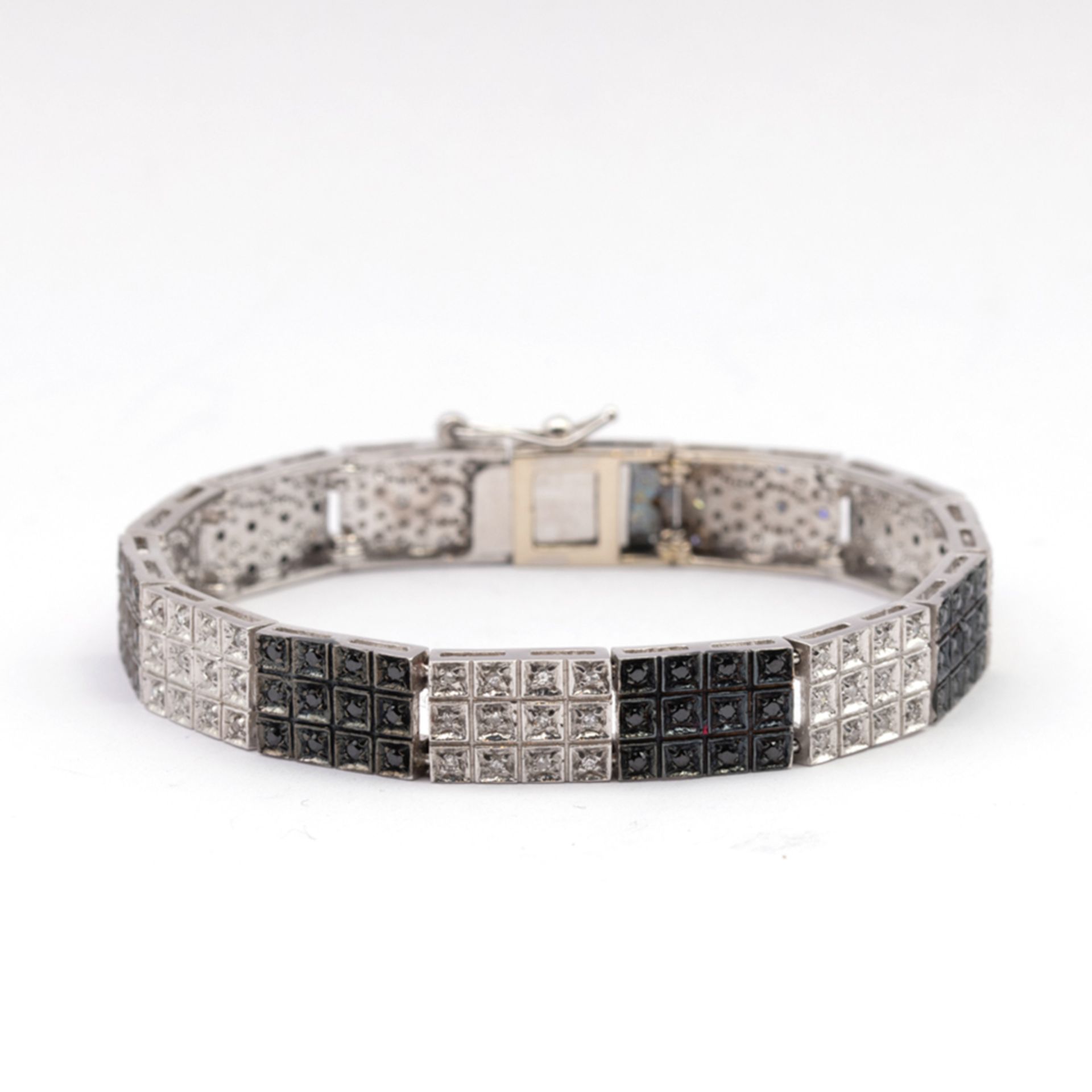 18kt white gold diamond and black diamond bracelet - Image 2 of 2