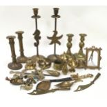 A collection of assorted brass and other metal ware.