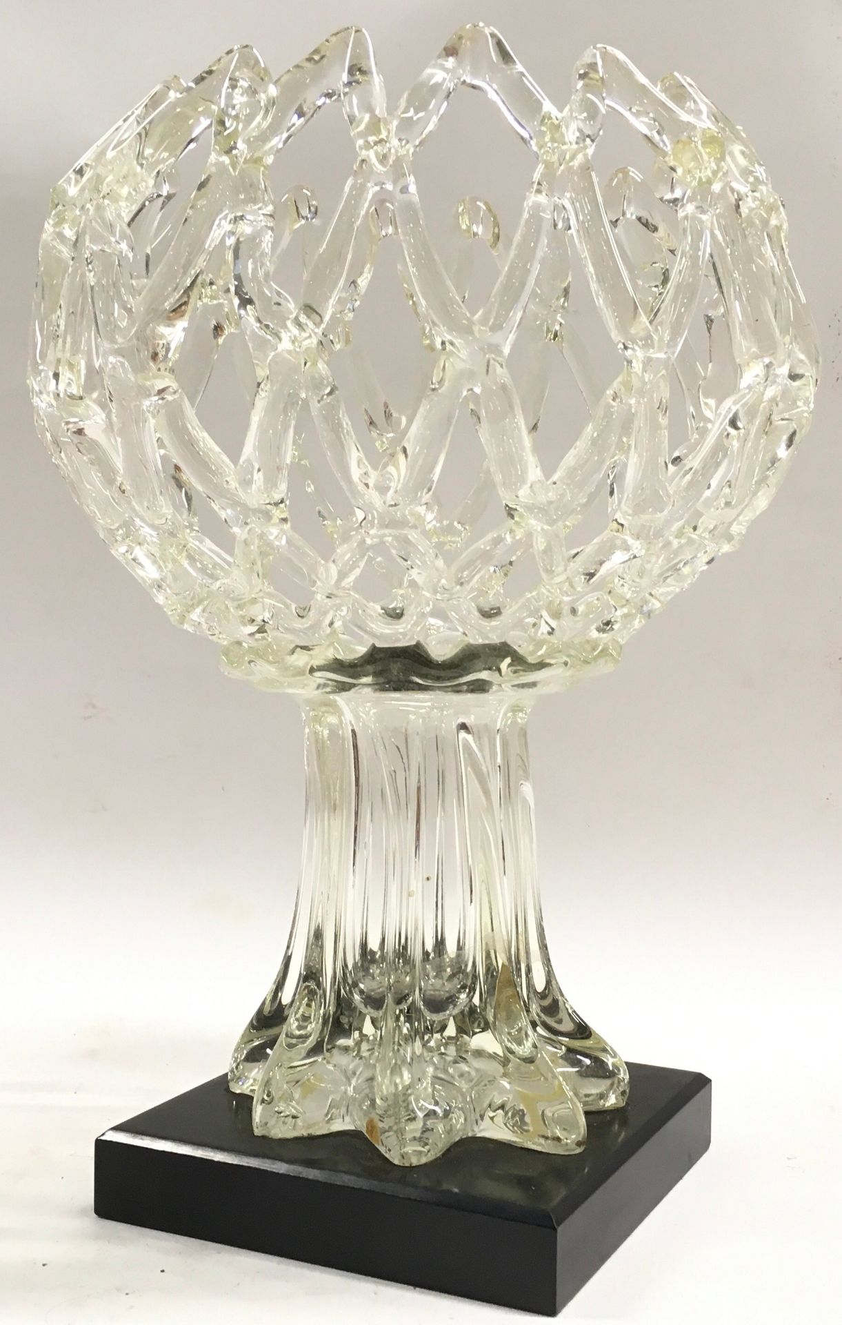 Toulet va Bael large clear glass centrepiece. Latticework bowl set on an ebonised wooden plinth. - Image 3 of 3