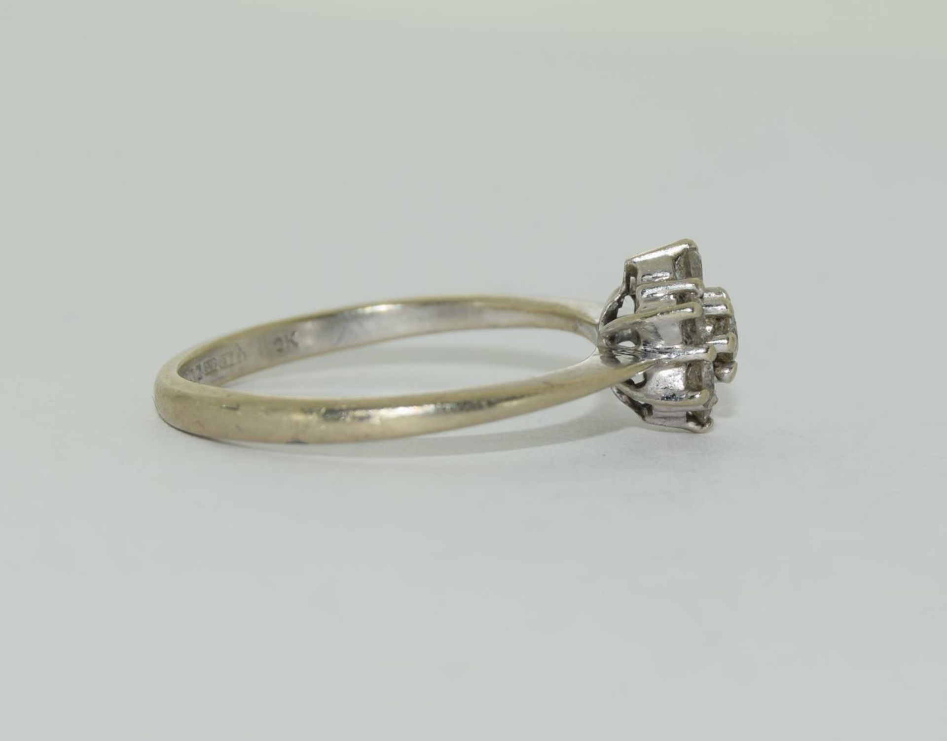 9ct gold ladies diamond daisy ring H/M 0.25ct size J - Image 2 of 5