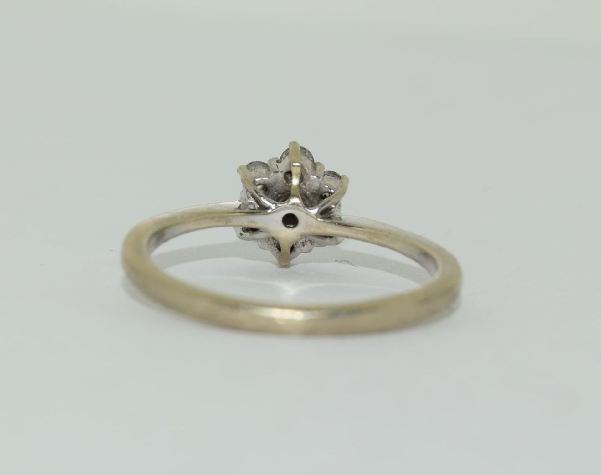 9ct gold ladies diamond daisy ring H/M 0.25ct size J - Image 3 of 5