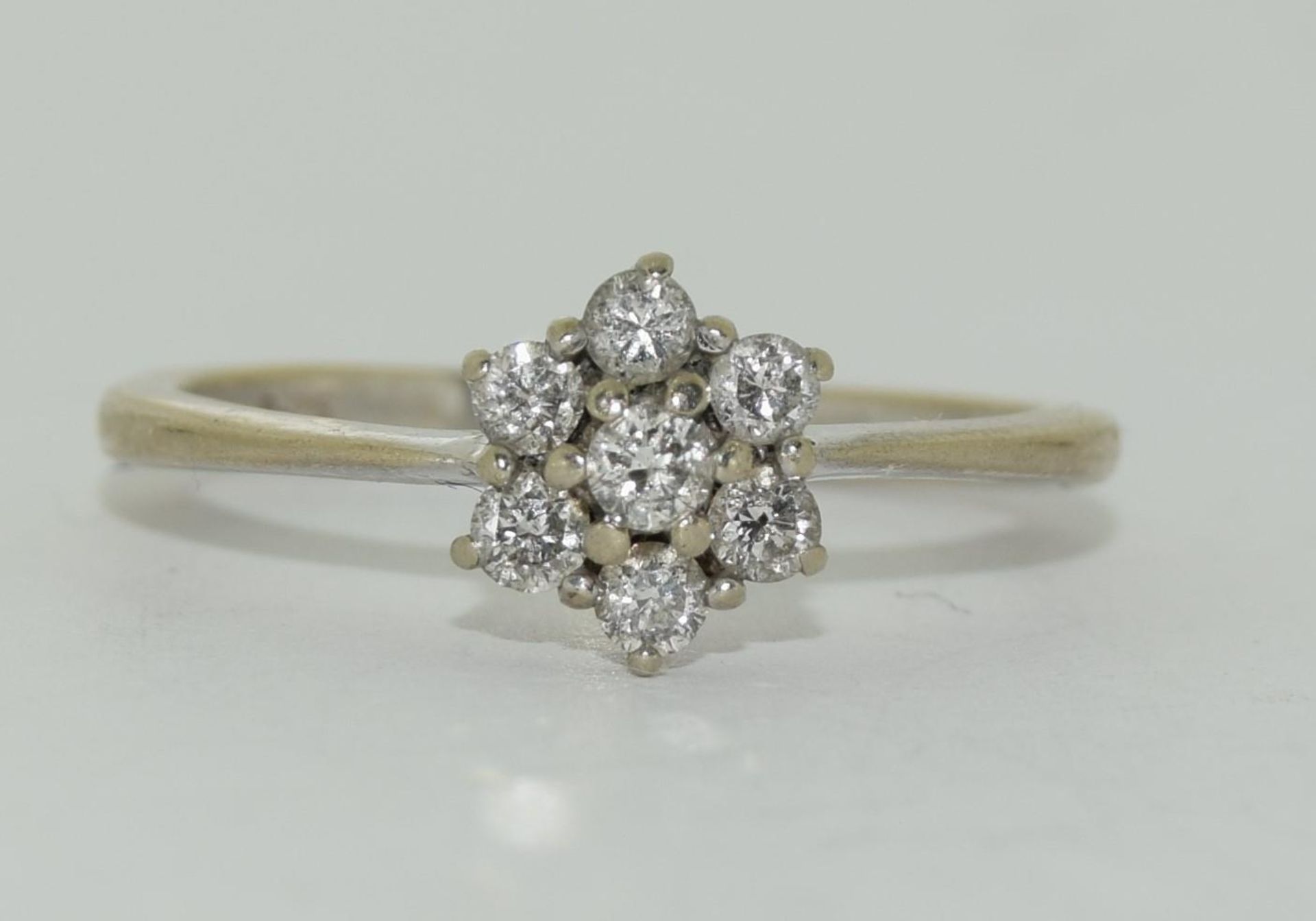 9ct gold ladies diamond daisy ring H/M 0.25ct size J