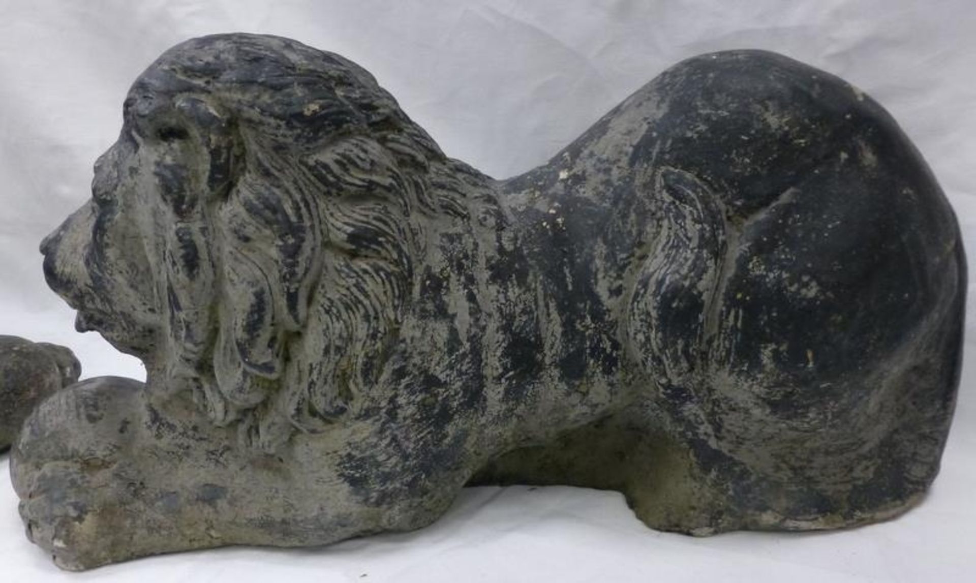 Vintage garden statuary. Pair of large recumbent composite lions approx 21" across and 10" tall - Image 2 of 5