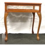 Bijouterie table on cabriole legs.