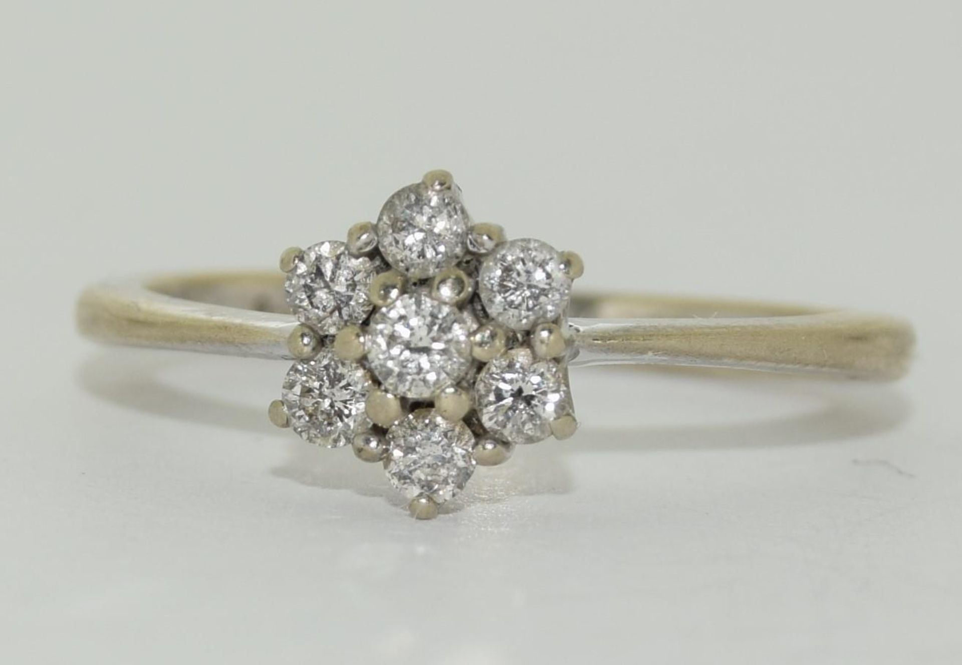 9ct gold ladies diamond daisy ring H/M 0.25ct size J - Image 5 of 5