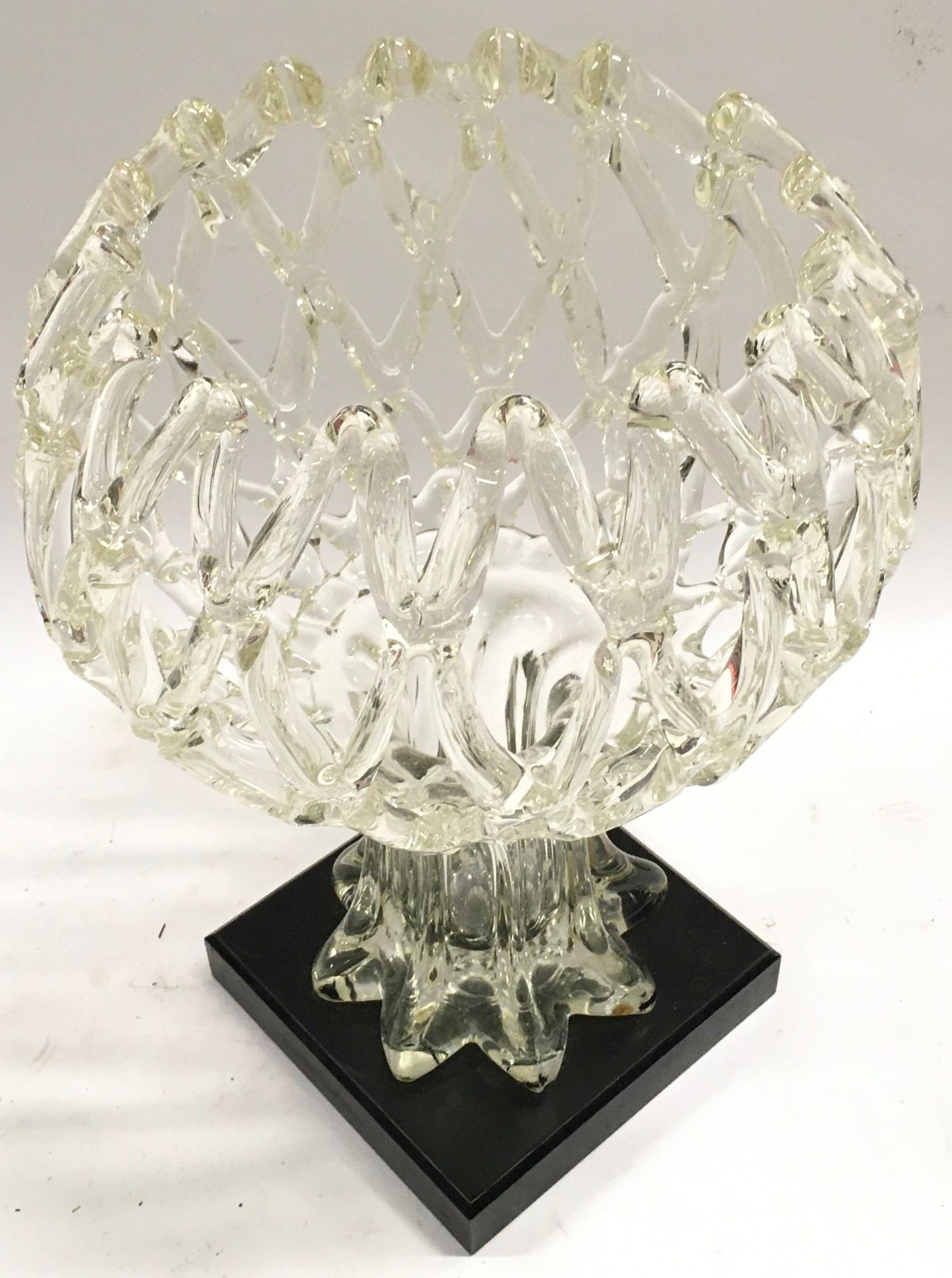 Toulet va Bael large clear glass centrepiece. Latticework bowl set on an ebonised wooden plinth. - Image 2 of 3