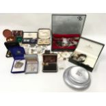 Mixed lot of jewellery and other collectables to include silver medal, gold on silver rings and