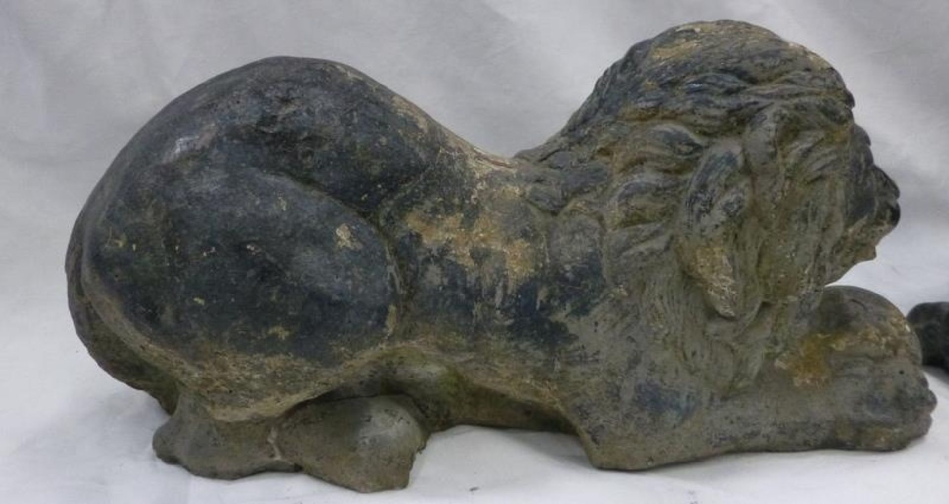 Vintage garden statuary. Pair of large recumbent composite lions approx 21" across and 10" tall - Image 3 of 5