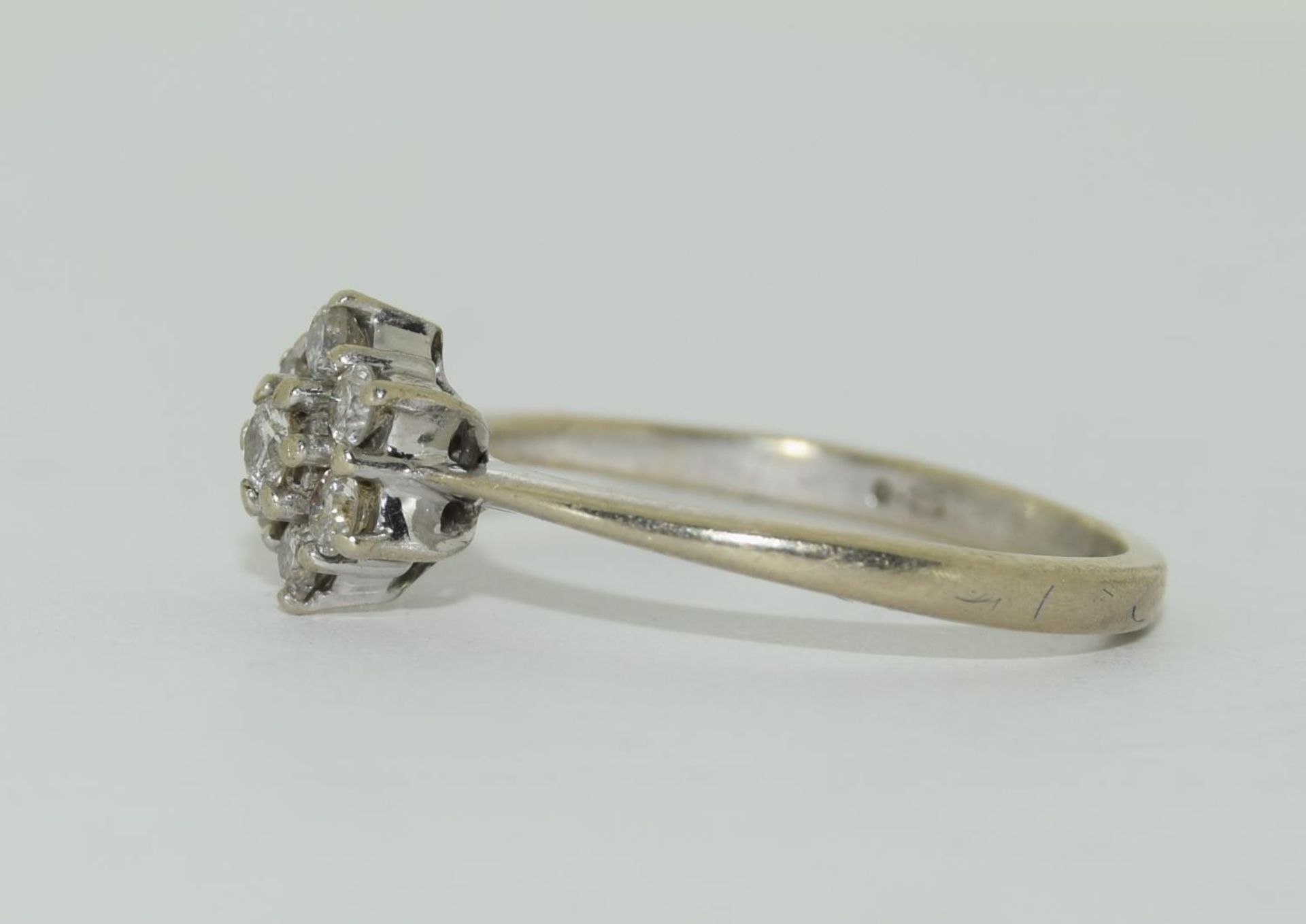 9ct gold ladies diamond daisy ring H/M 0.25ct size J - Image 4 of 5