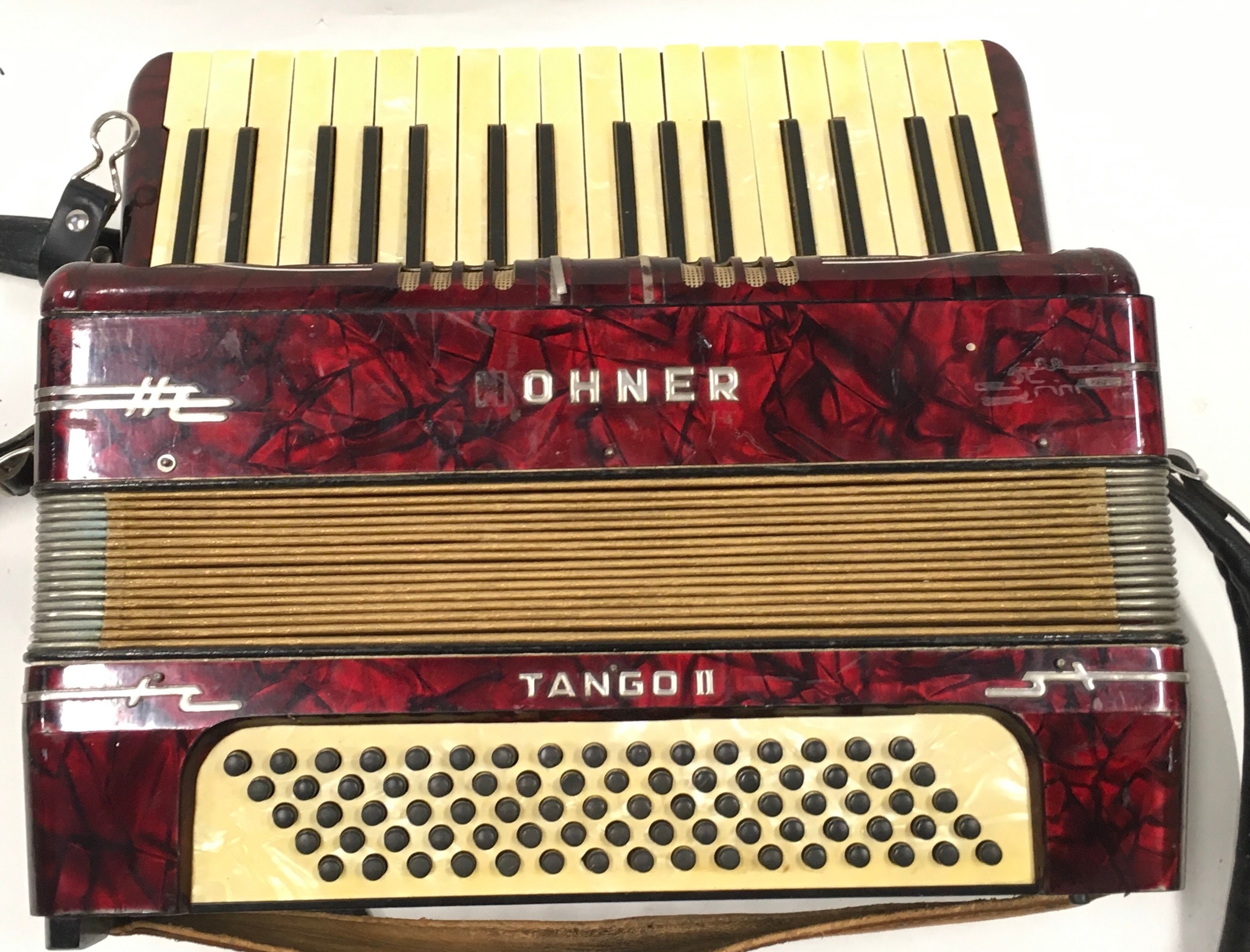 A vintage Hohner Tango II squeezebox/accordian. - Image 4 of 6