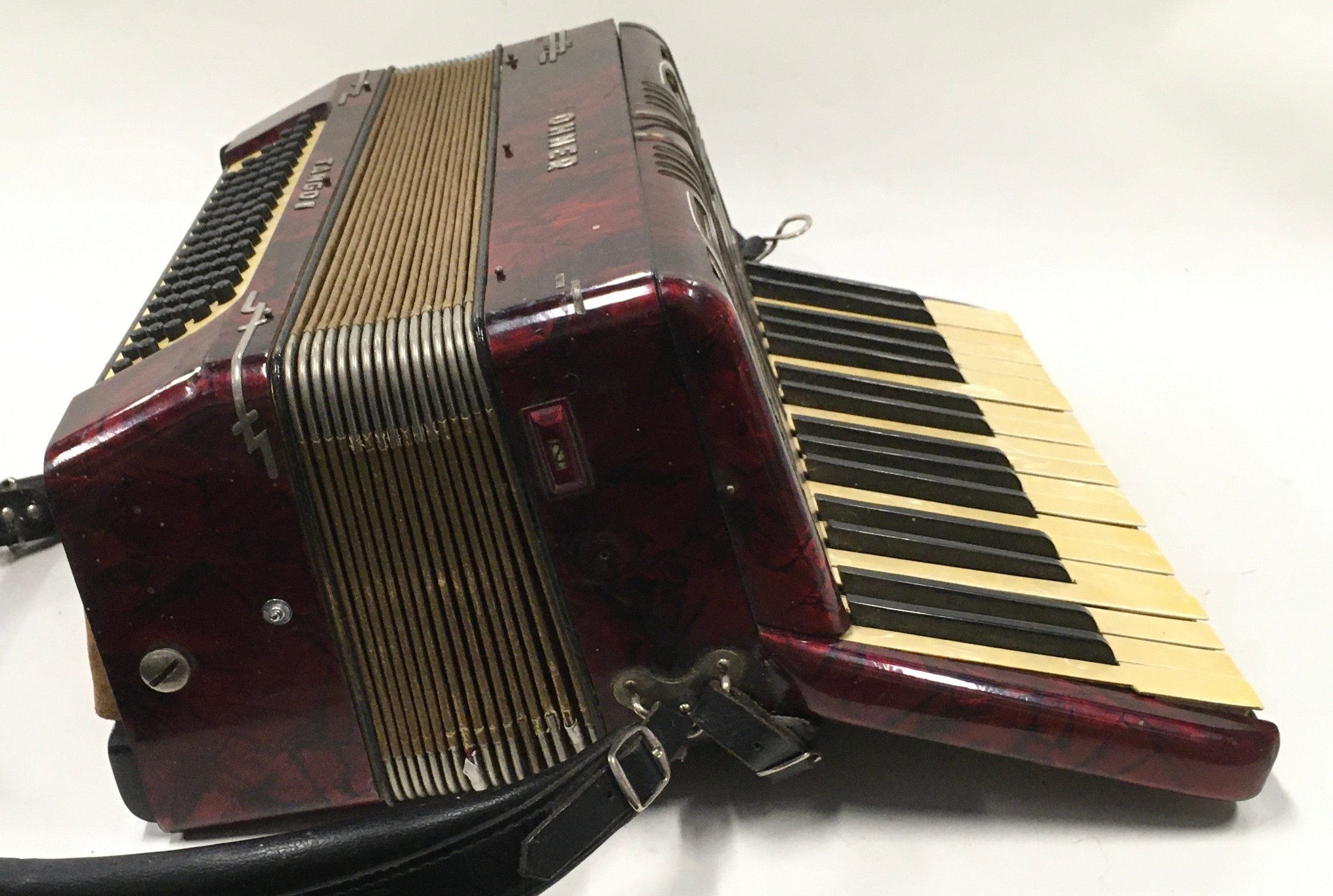 A vintage Hohner Tango II squeezebox/accordian. - Image 6 of 6