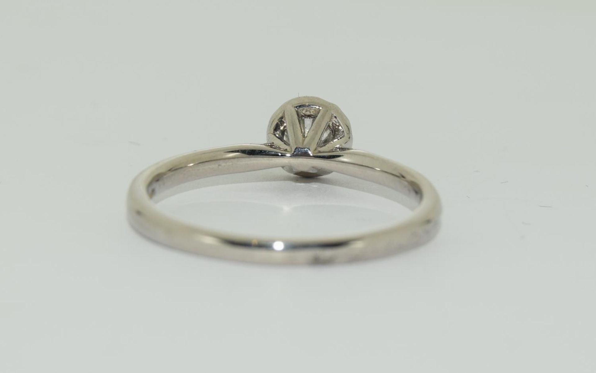 Palladium solitare diamond ring featuring a round brilliant cut diamond in an illusion setting of - Image 3 of 5