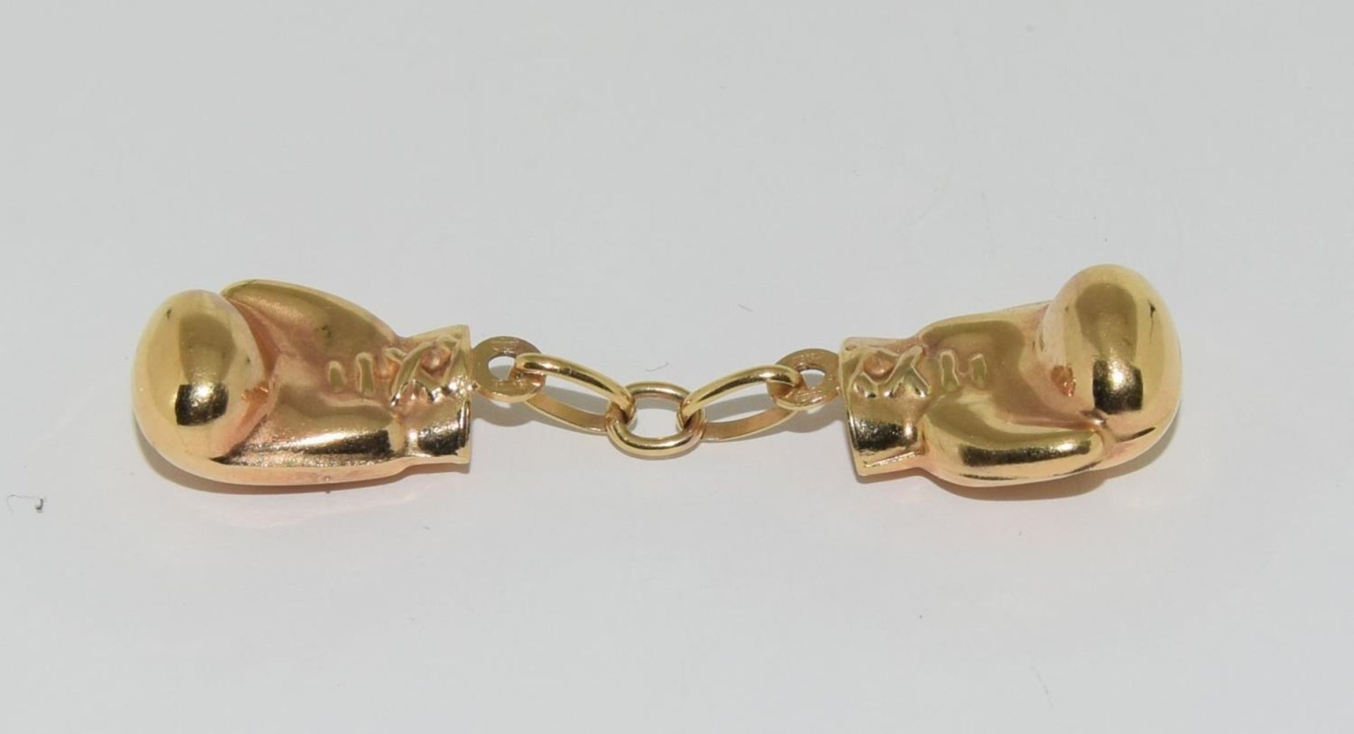 9ct gold boxing gloves pendant - Image 5 of 5