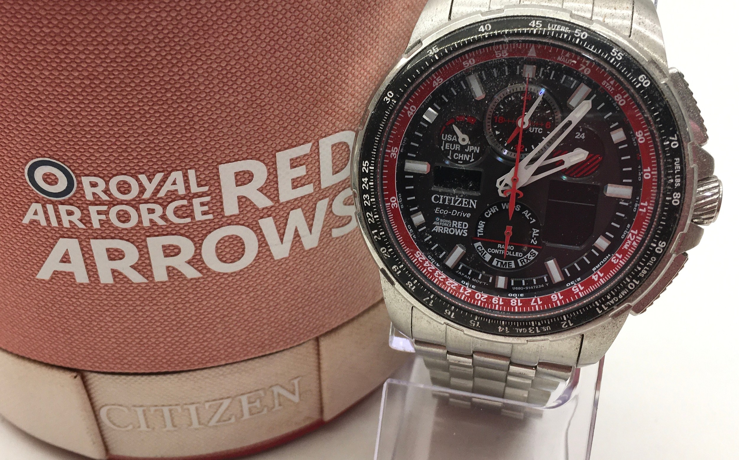 Collectible gents Eco-Drive Red Arrows chronograph. Model Skyhawk U680 S106095. Inner and outer - Image 2 of 3