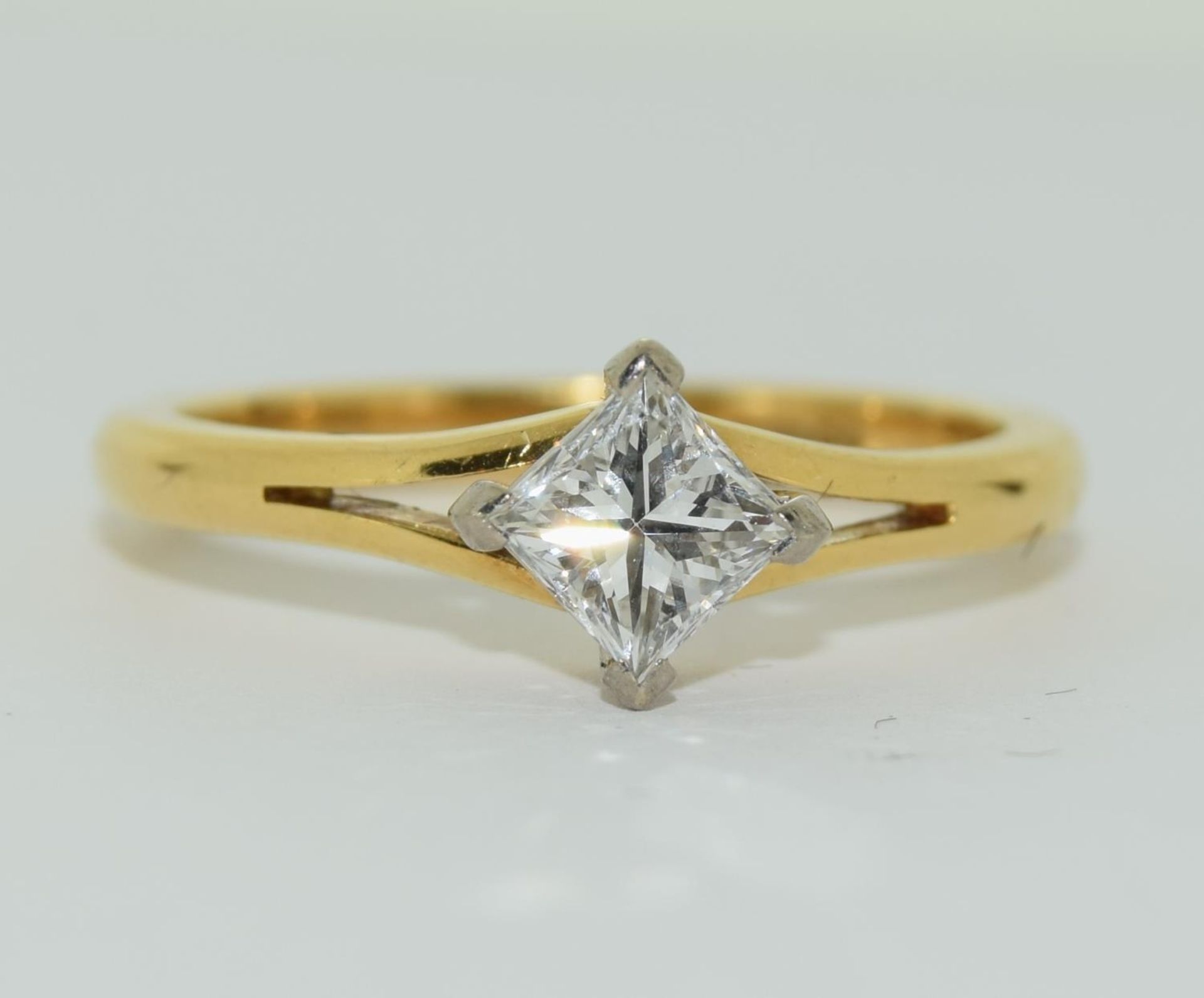 An 18ct yellow gold diamond (solitaire) approx weight - 3.1gm, diamond cut-princess diamond - Image 5 of 6