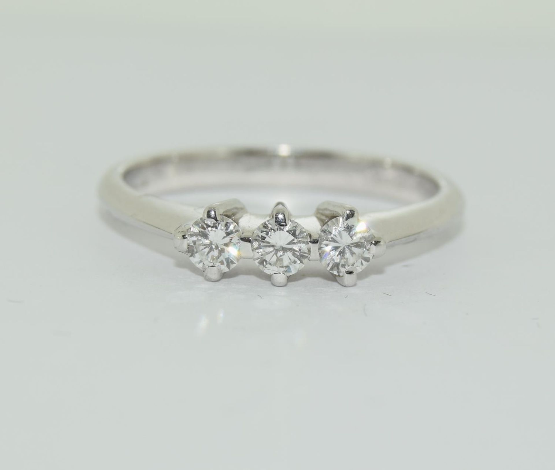 18ct white gold 3 stone diamond bring in 4 claw setting with brilliant stone approx 4.2ct size N - Image 5 of 5