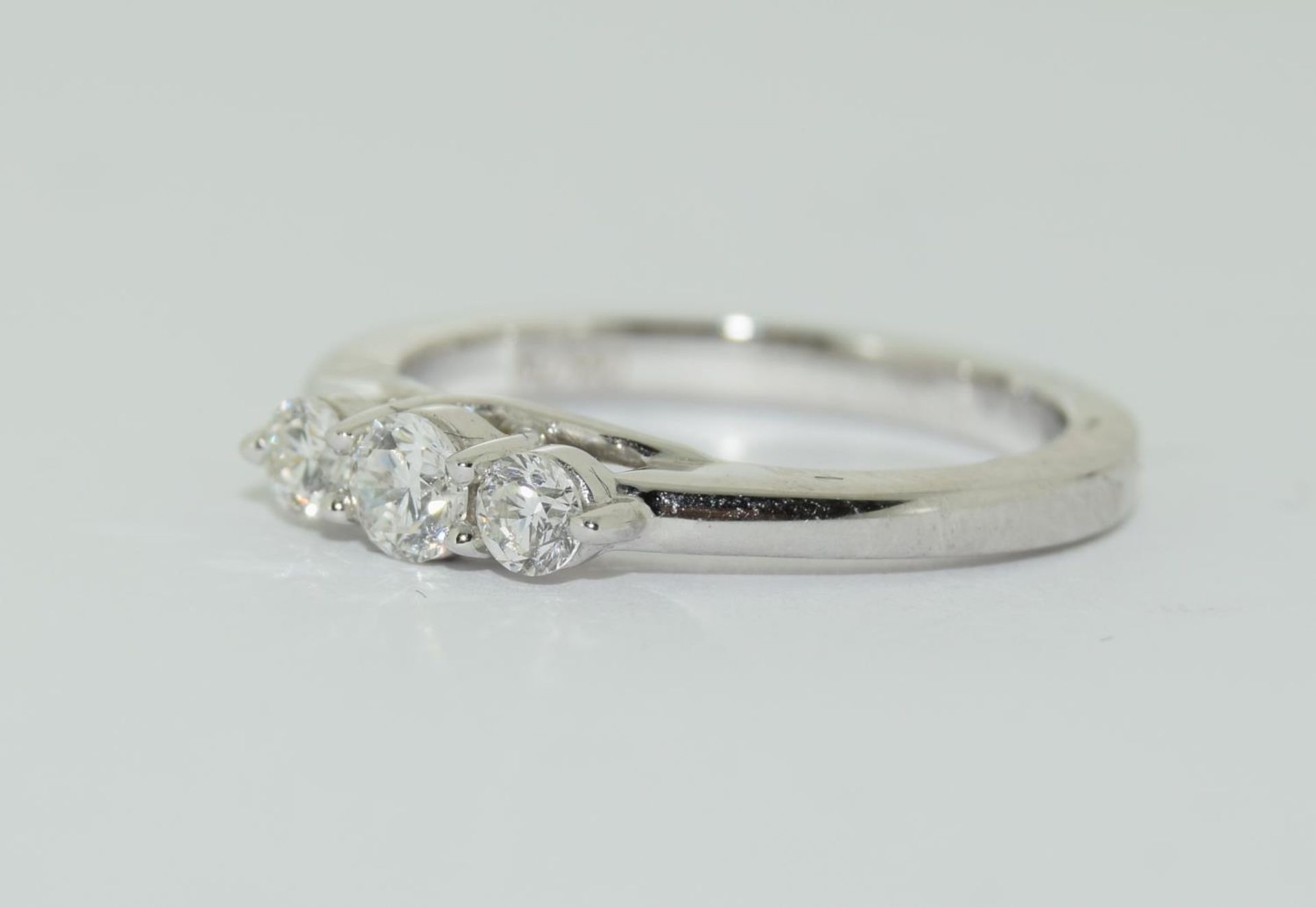 An 18ct white gold 3 graduated, claw set brilliant cut diamonds ring, total diamond weight 0.33ct. - Image 4 of 5