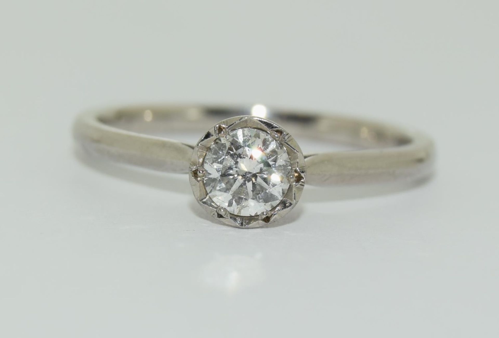 Palladium solitare diamond ring featuring a round brilliant cut diamond in an illusion setting of - Image 5 of 5