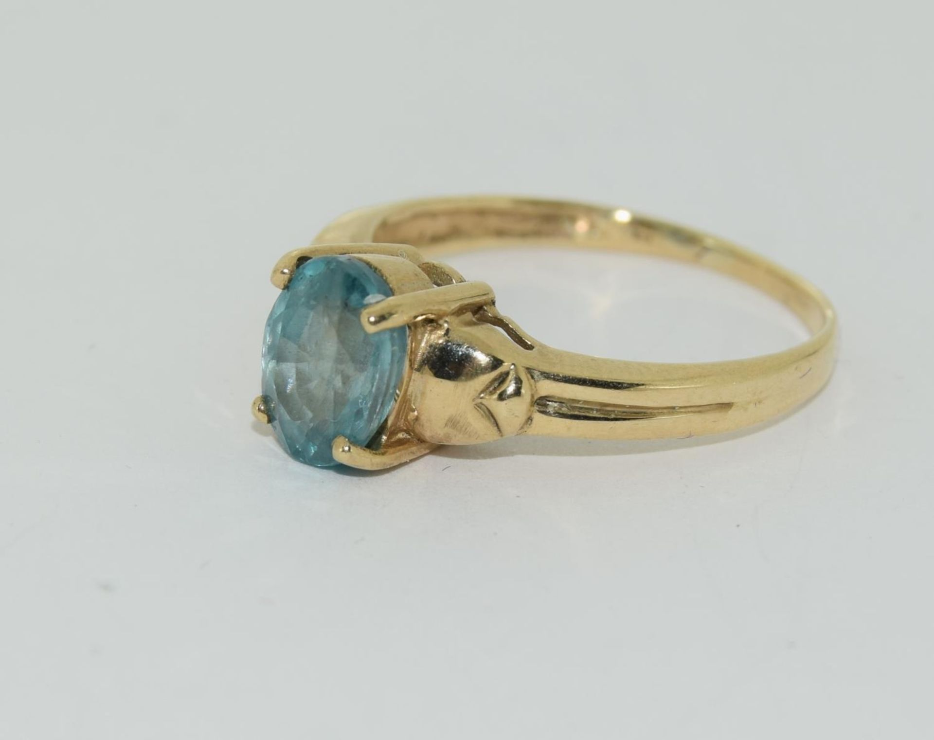 9ct gold ladies blue topaz ring size N - Image 4 of 5