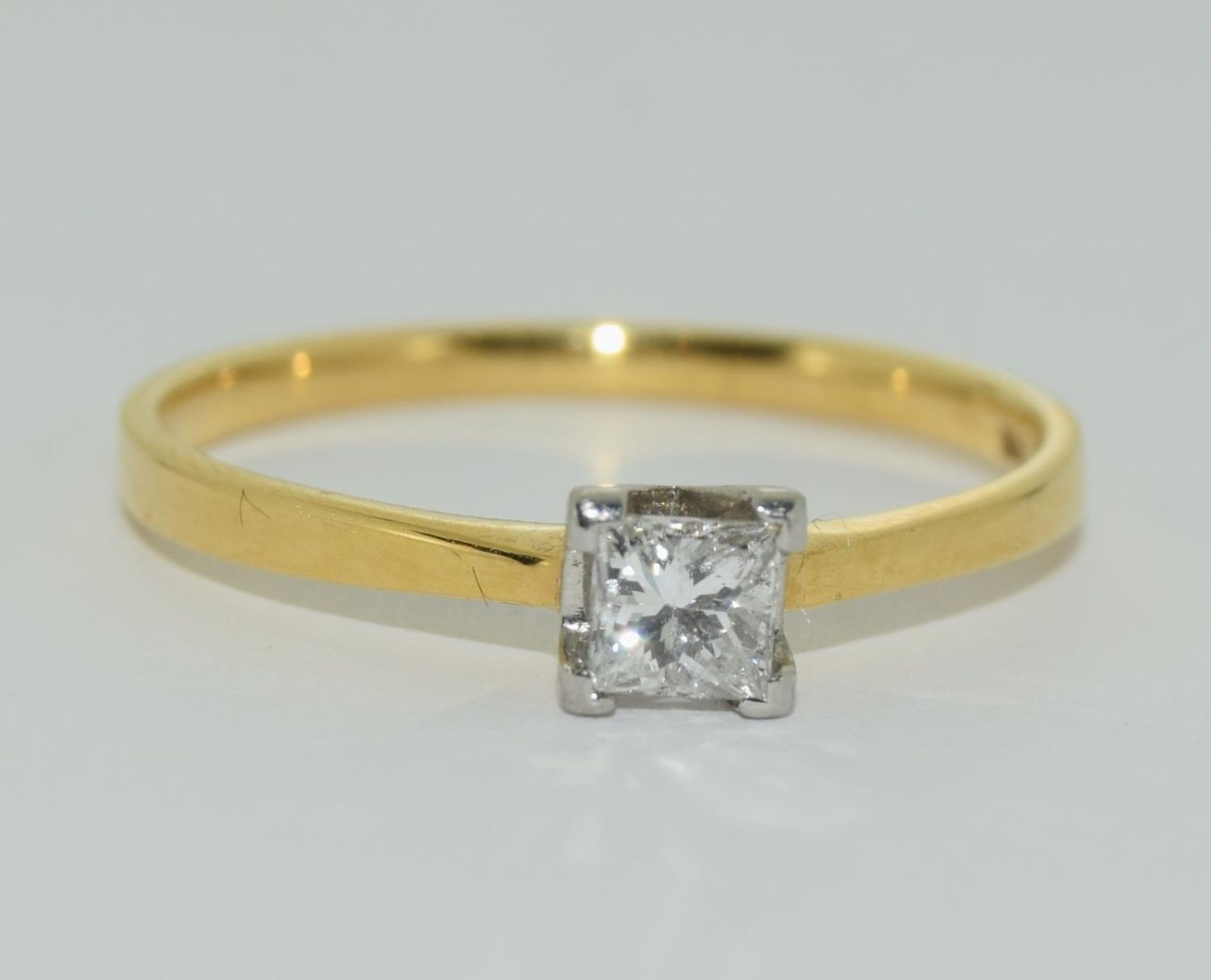 18ct gold diamond solitare ring with princess cut stone of approx 0.25ct size N