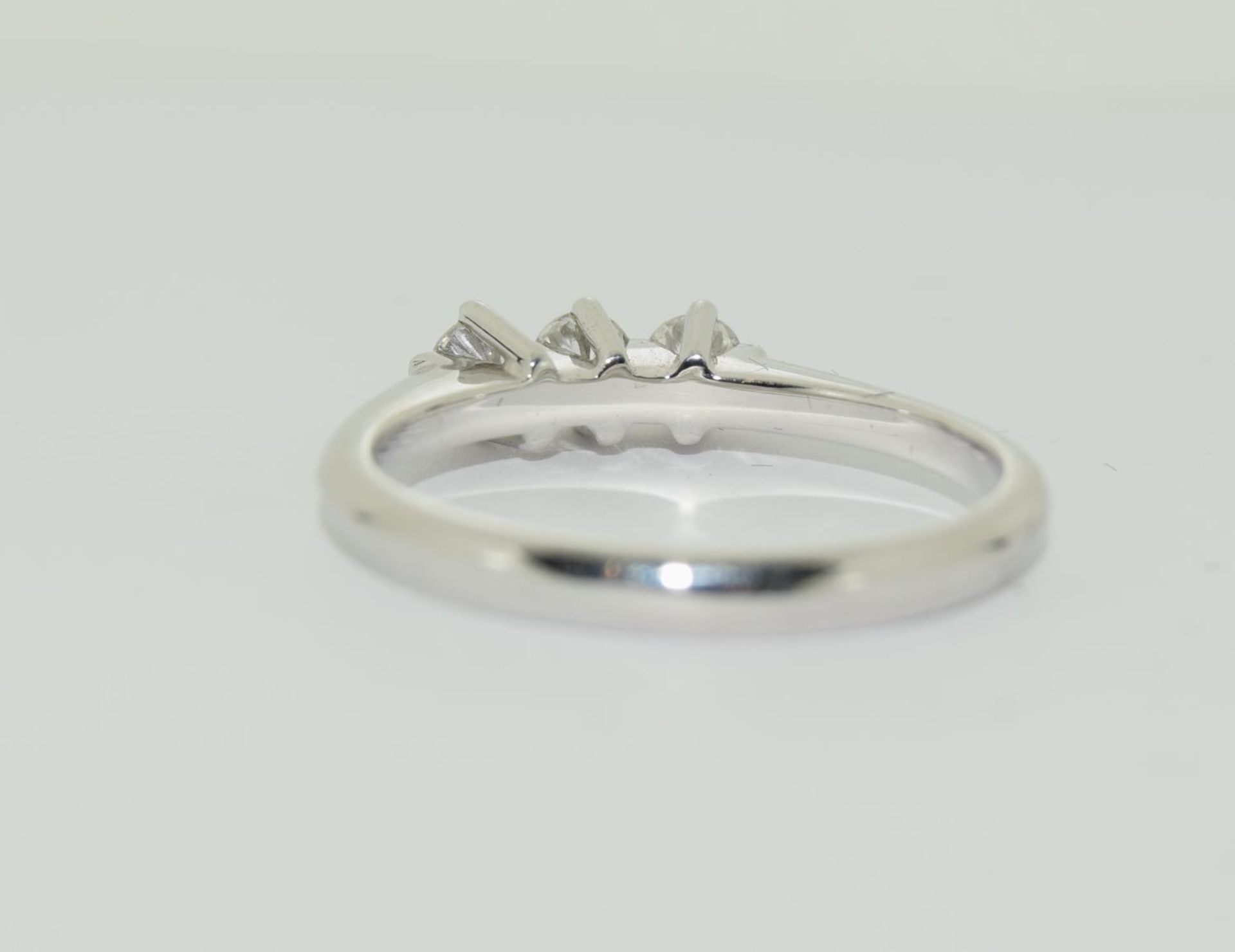 18ct white gold 3 stone diamond bring in 4 claw setting with brilliant stone approx 4.2ct size N - Image 3 of 5