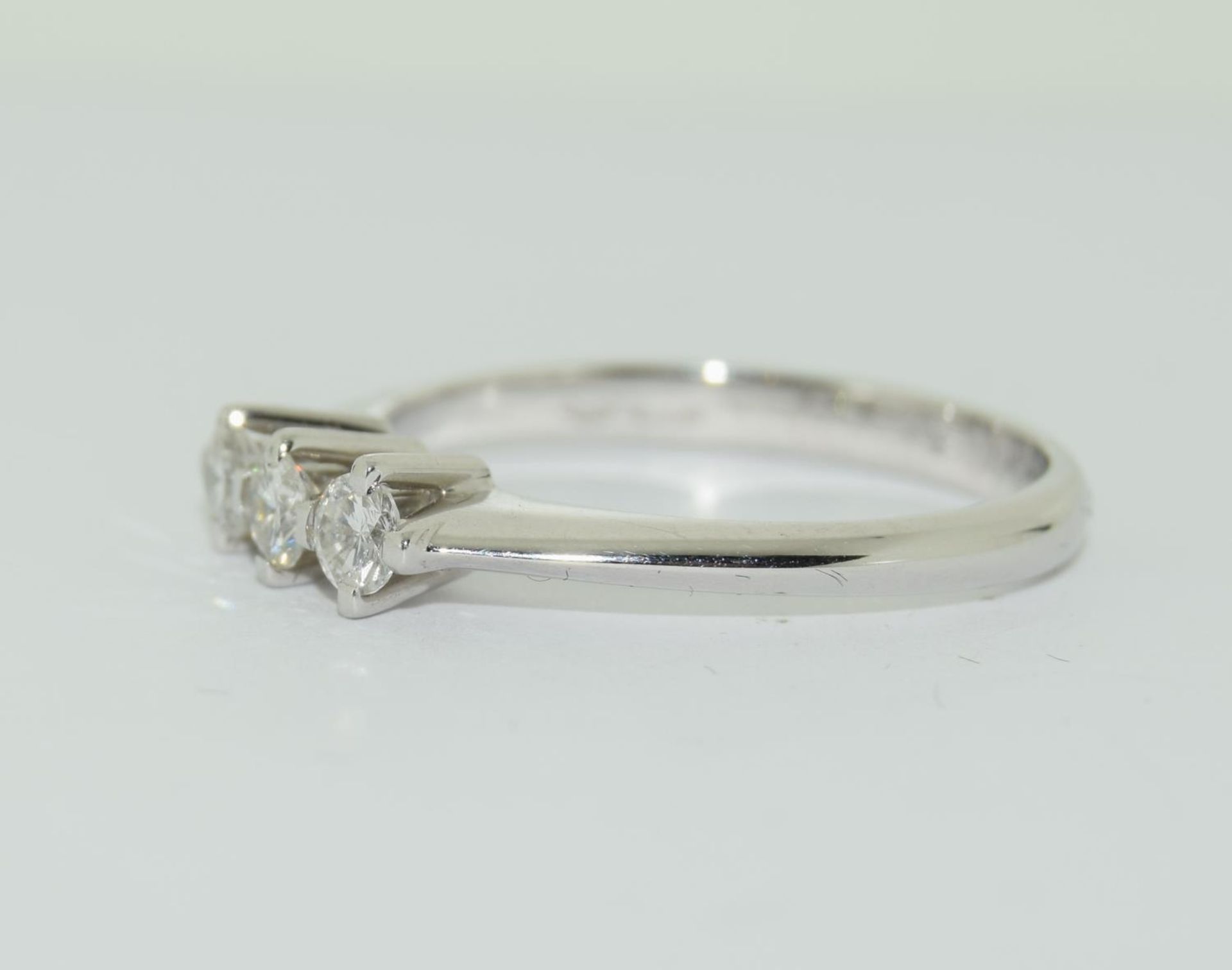 18ct white gold 3 stone diamond bring in 4 claw setting with brilliant stone approx 4.2ct size N - Image 4 of 5