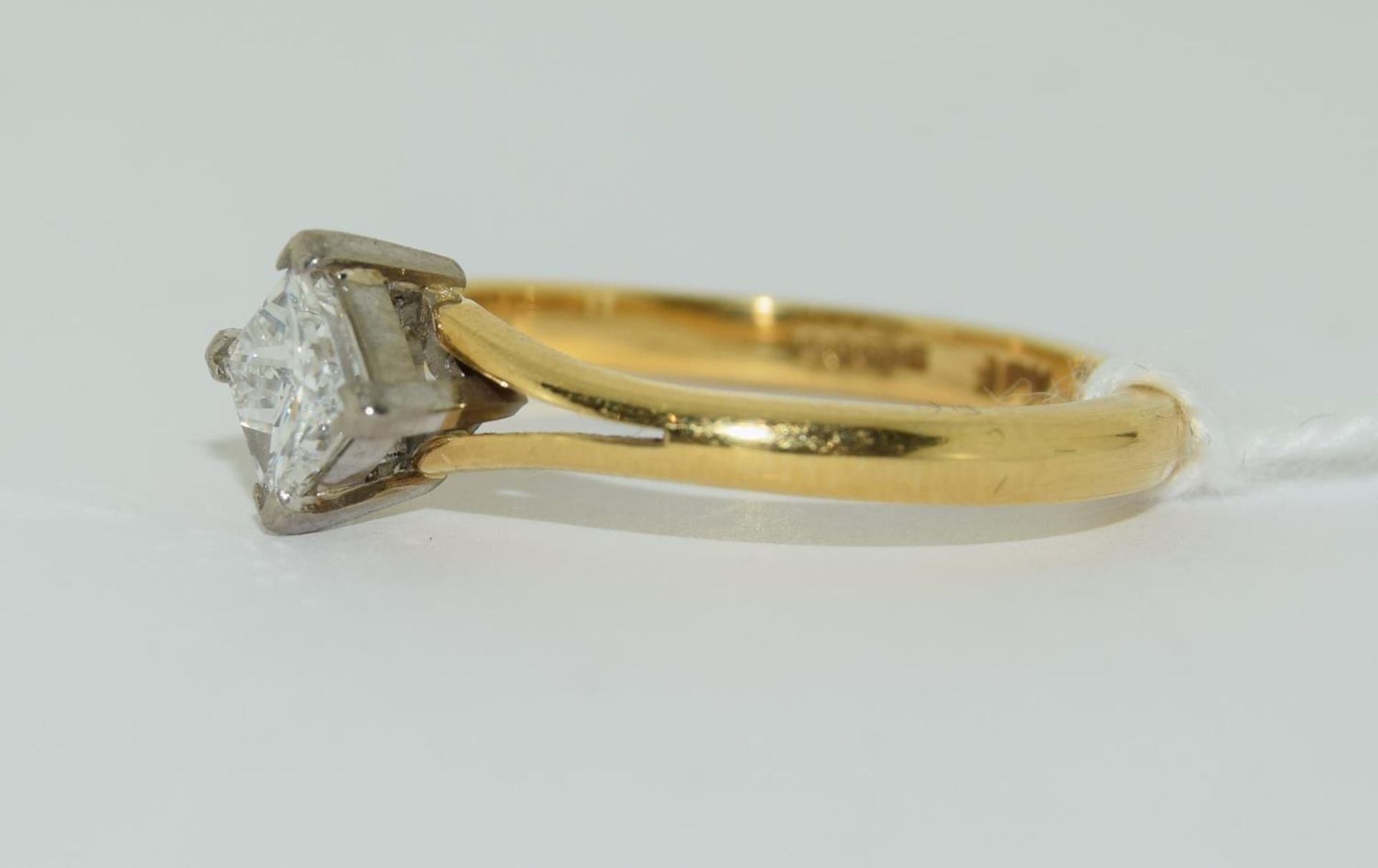 An 18ct yellow gold diamond (solitaire) approx weight - 3.1gm, diamond cut-princess diamond - Image 4 of 6