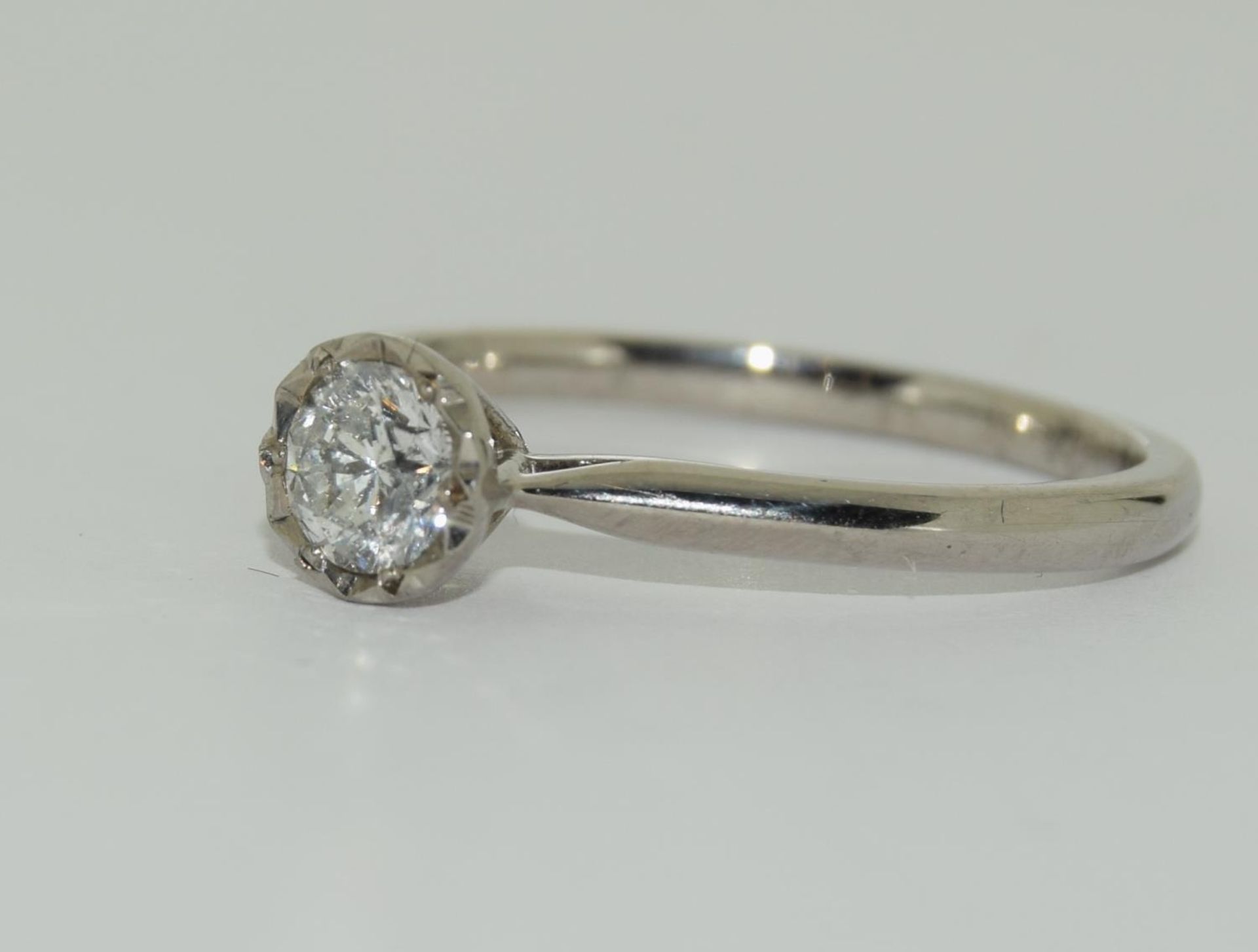 Palladium solitare diamond ring featuring a round brilliant cut diamond in an illusion setting of - Image 4 of 5