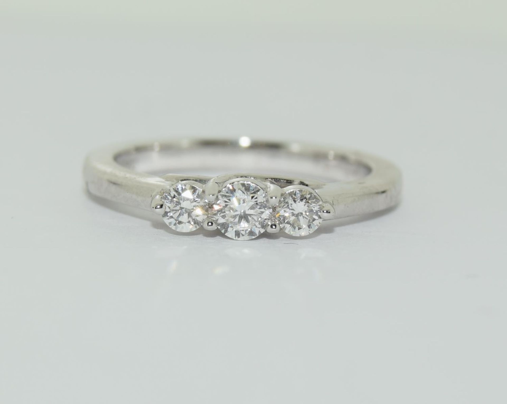 An 18ct white gold 3 graduated, claw set brilliant cut diamonds ring, total diamond weight 0.33ct.