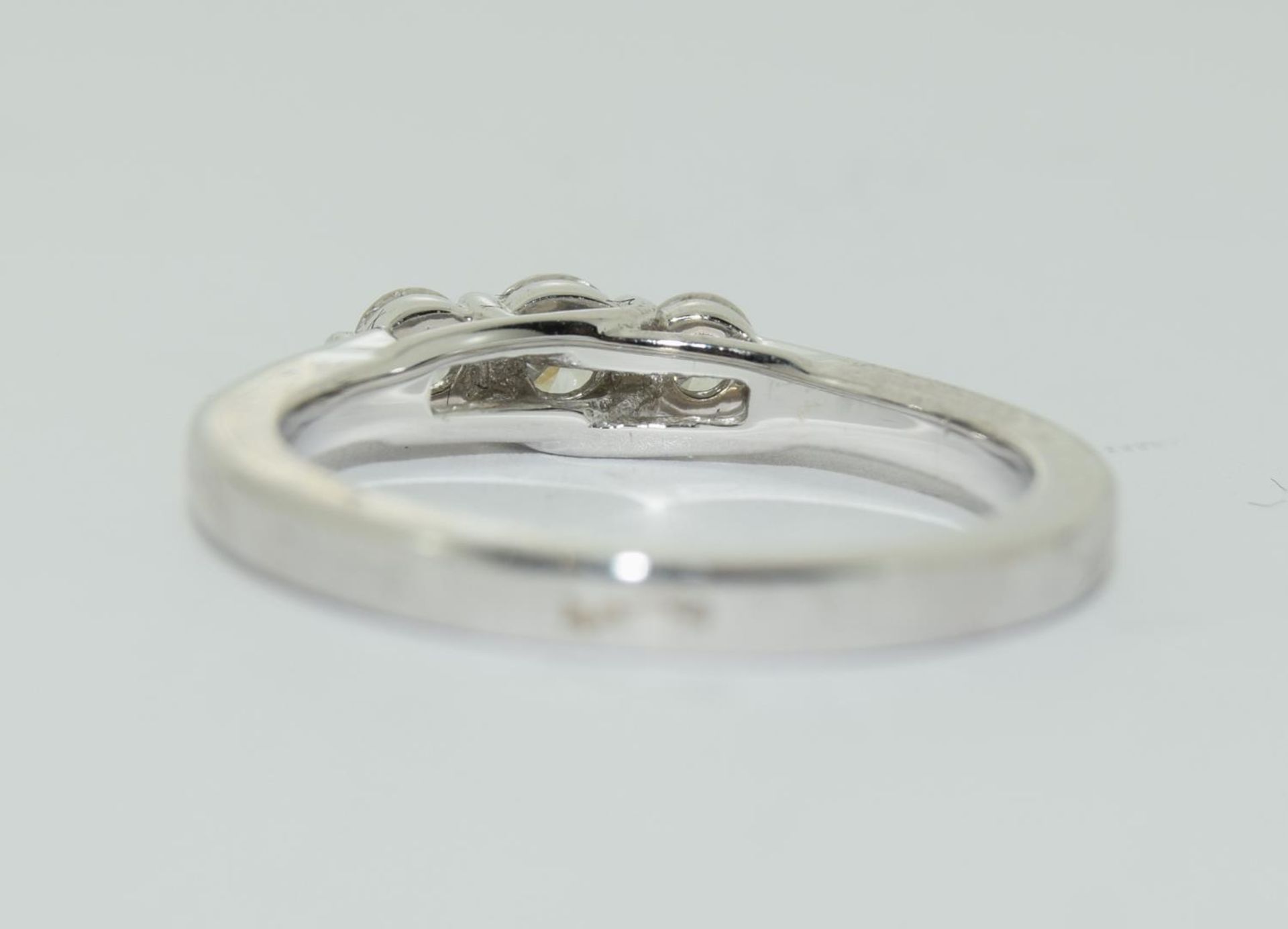 An 18ct white gold 3 graduated, claw set brilliant cut diamonds ring, total diamond weight 0.33ct. - Image 3 of 5