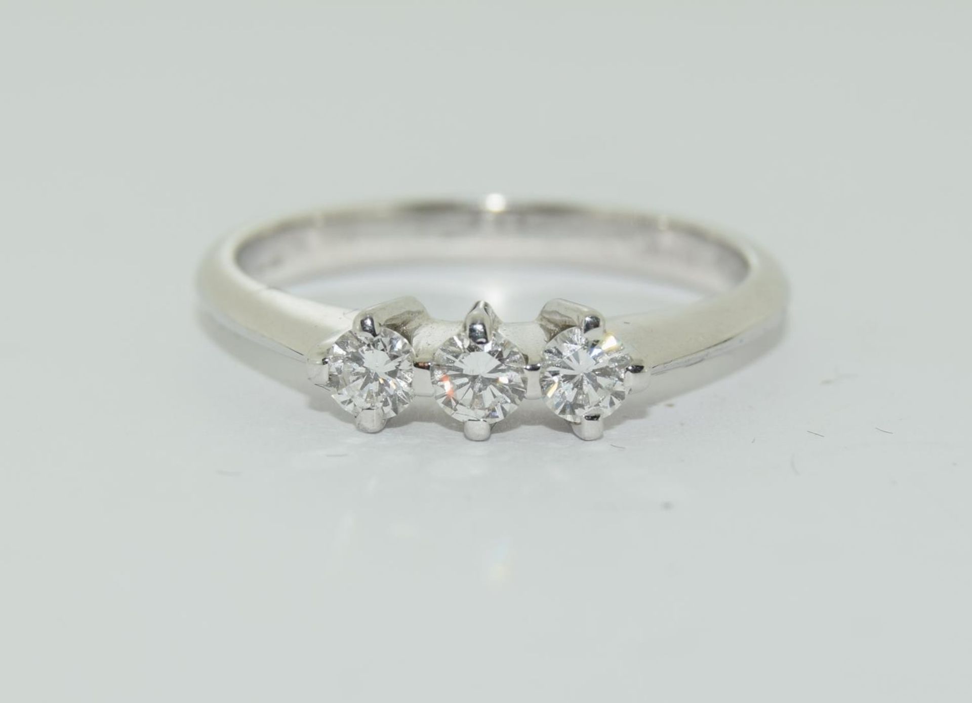 18ct white gold 3 stone diamond bring in 4 claw setting with brilliant stone approx 4.2ct size N