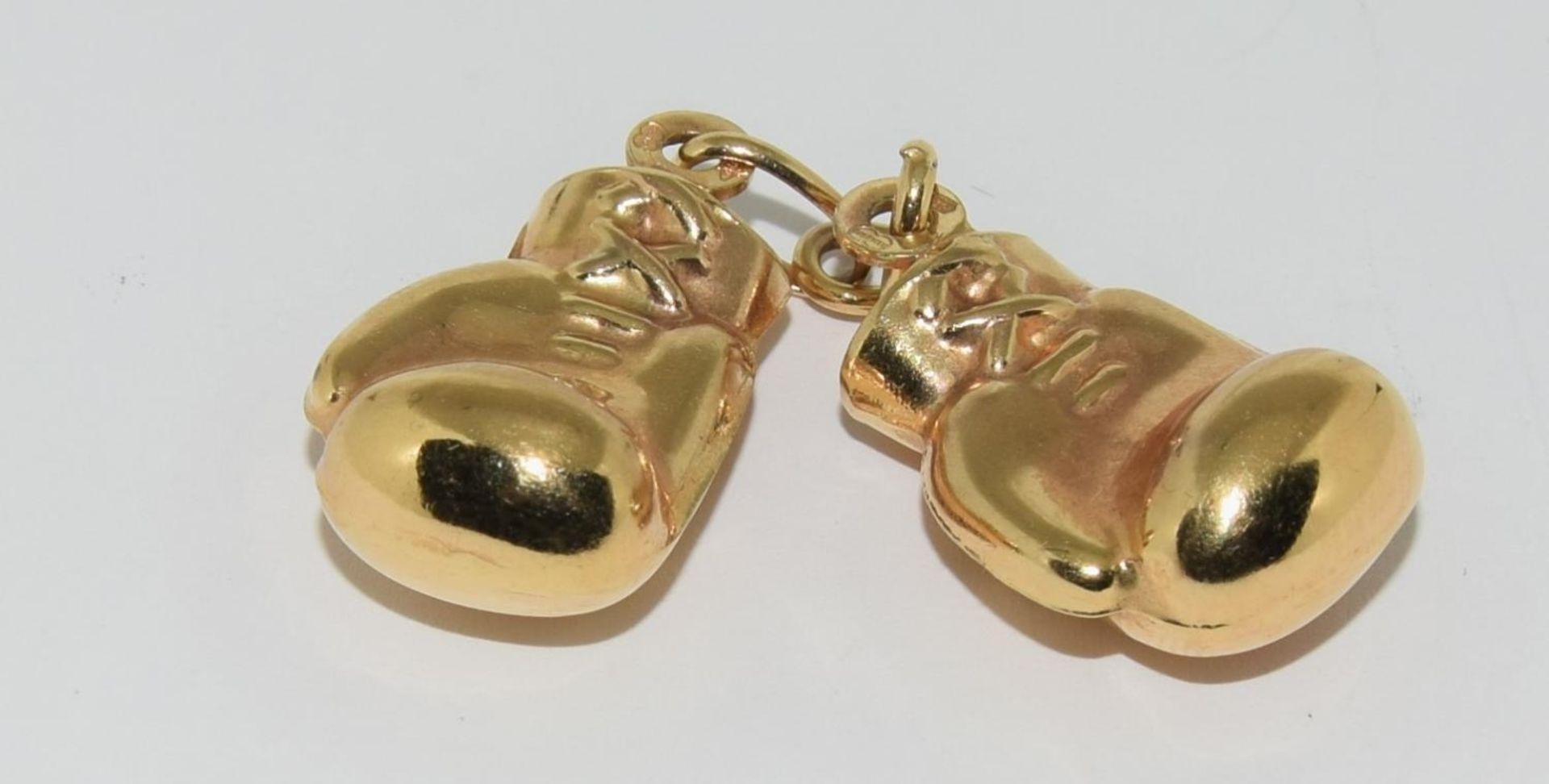 9ct gold boxing gloves pendant - Image 4 of 5