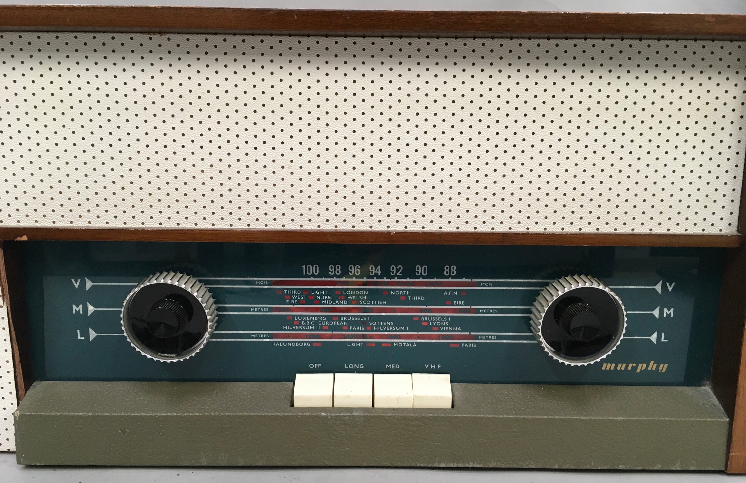 Vintage 1950s Murphy valve Radio (vendor advises this was very first VHF Valve Radio). - Image 2 of 5