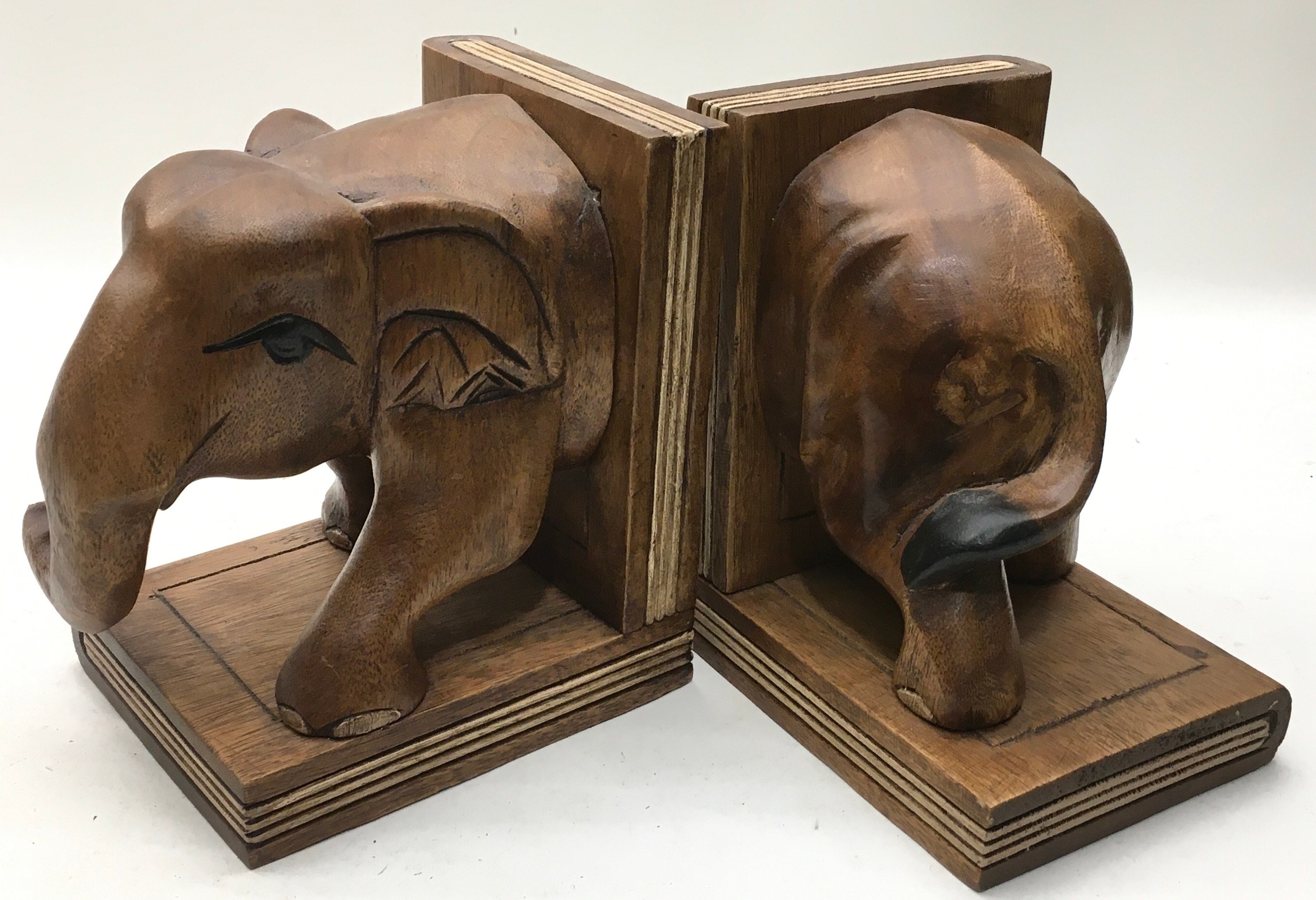 Pair of carved wood bookends in the form of an elephant 20cm tall - Image 3 of 3