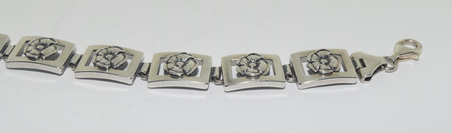 Substantial 925 silver daisy panel bracelet. - Image 2 of 3