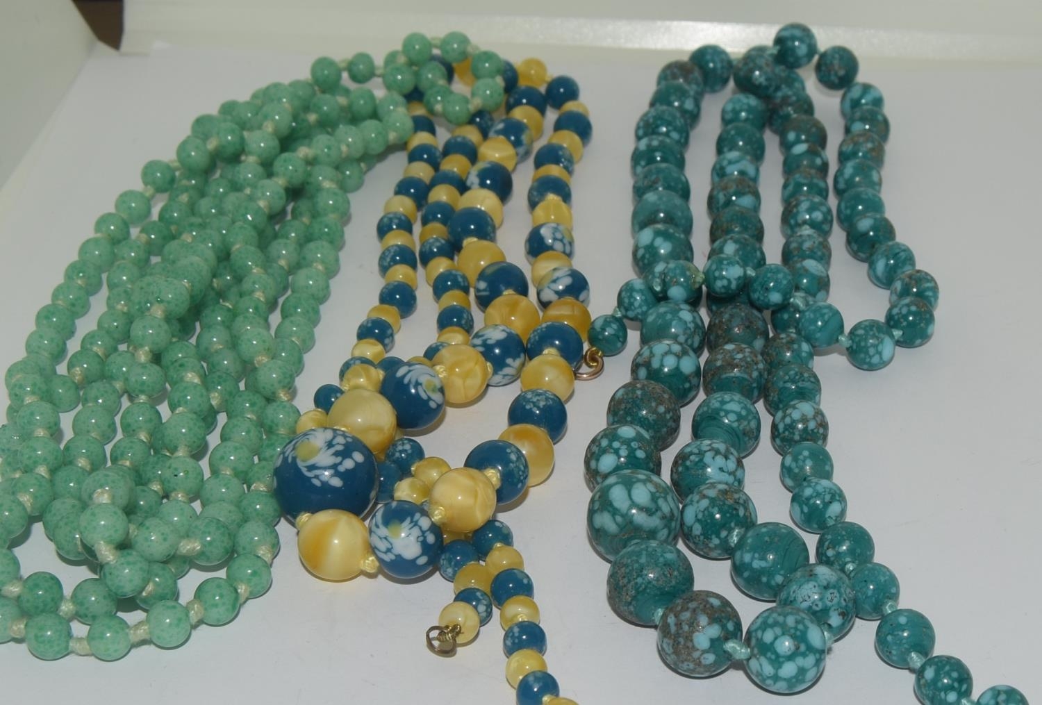 5 x genuine Art Deco glass long flappers necklaces. - Image 3 of 3