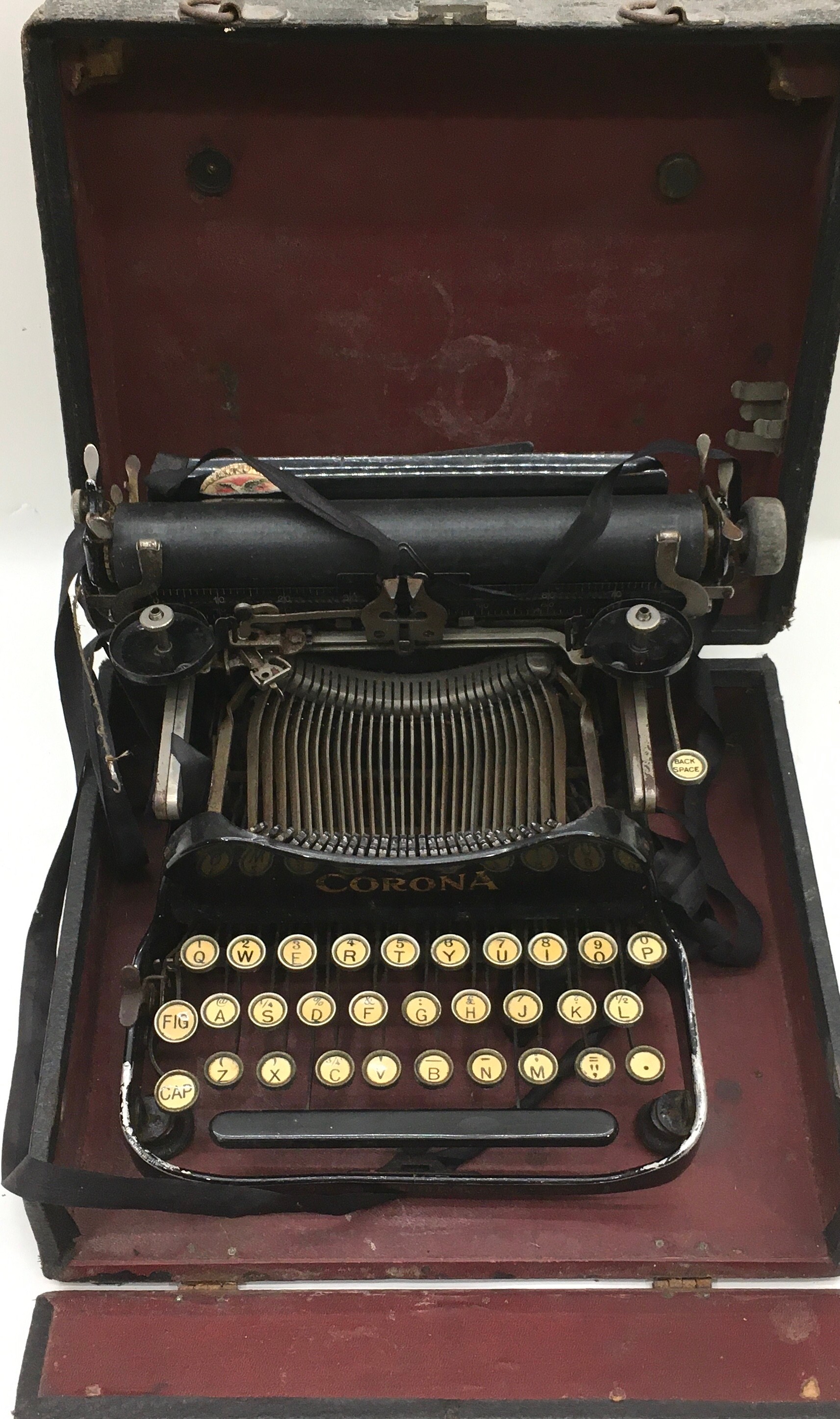 Antique 19th/early 20th century typewriter in case.