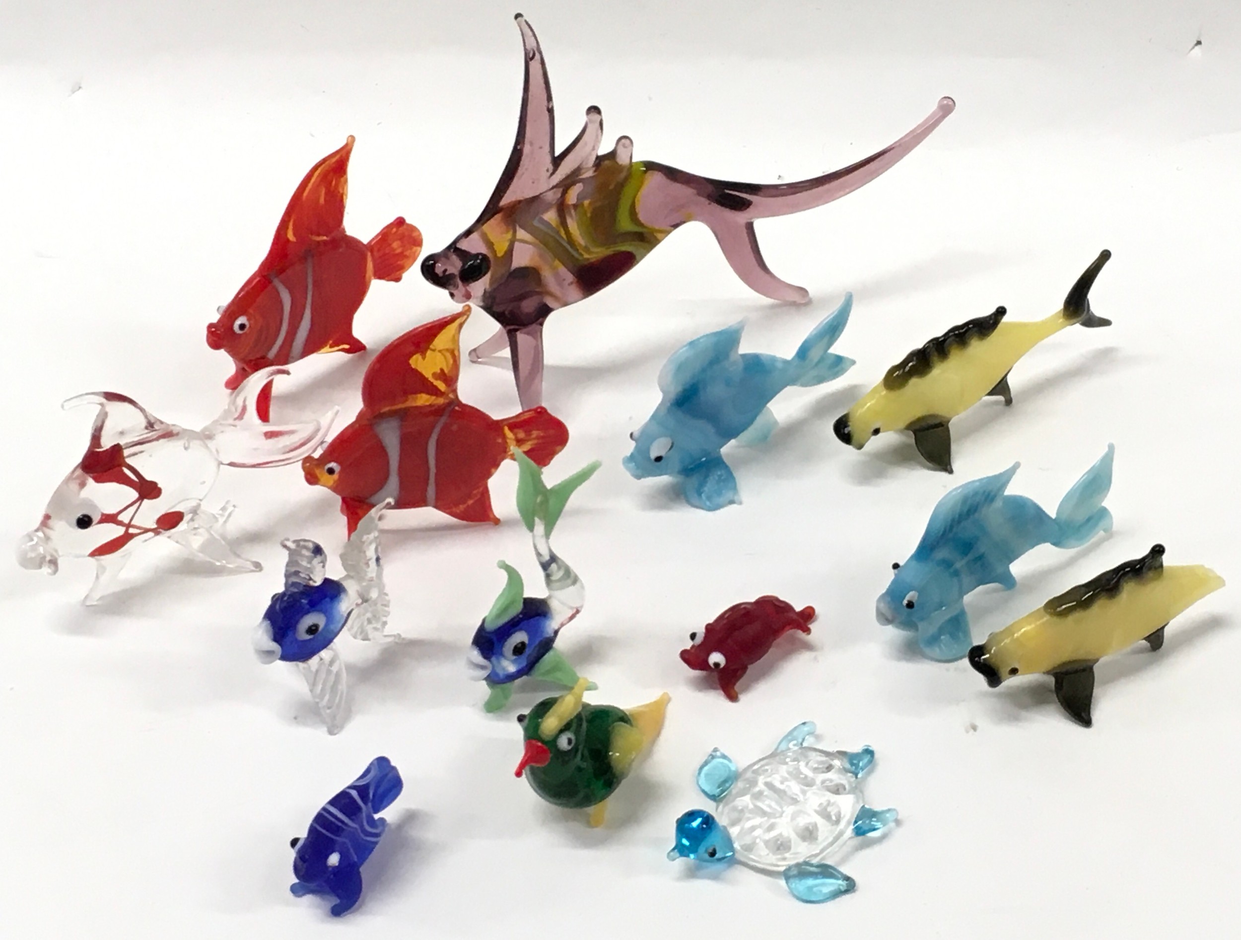 A collection of small Murano glass fish. - Image 4 of 4